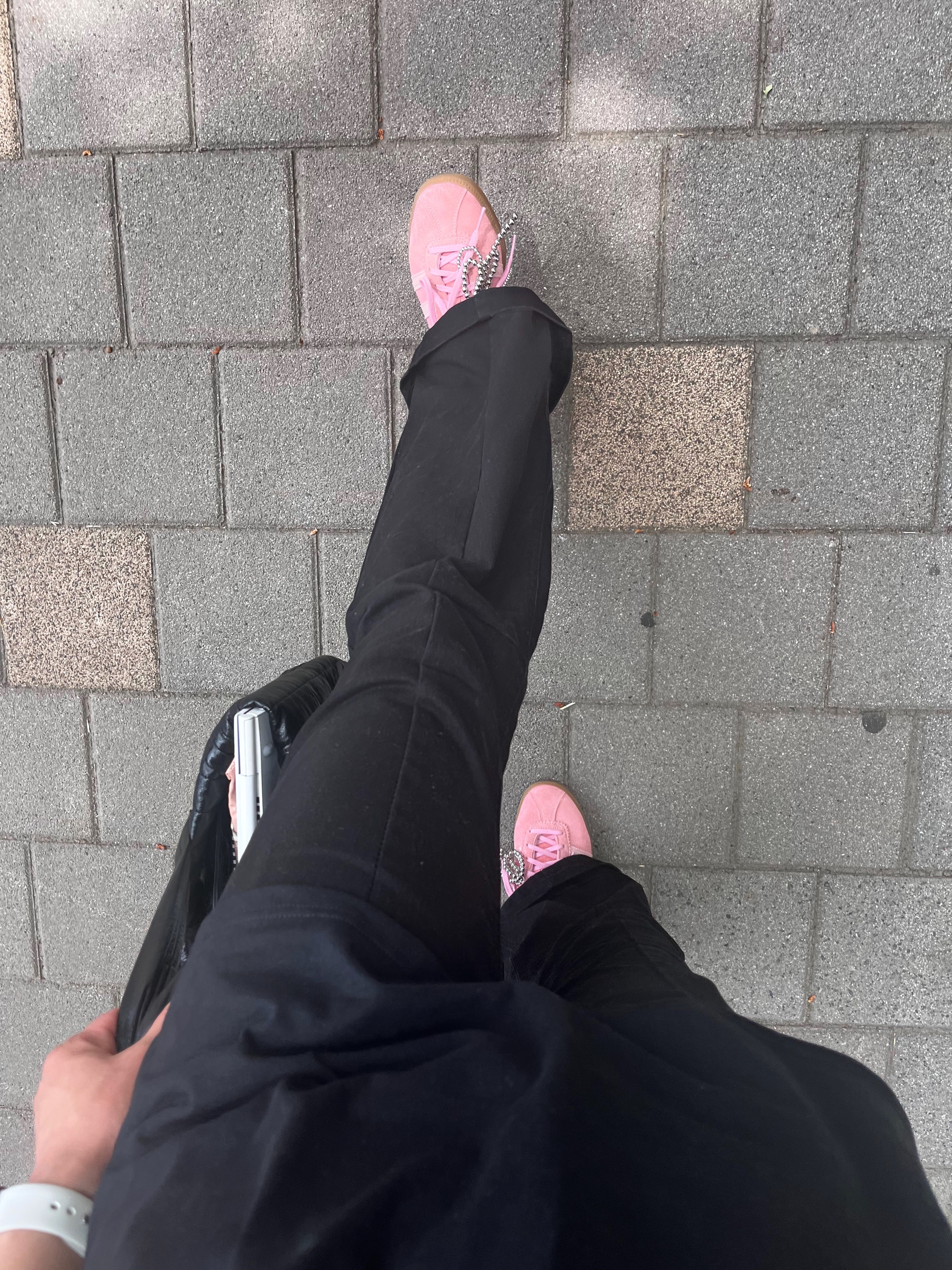 Adidas Bermuda Glow Pink 착용 스타일 - 3