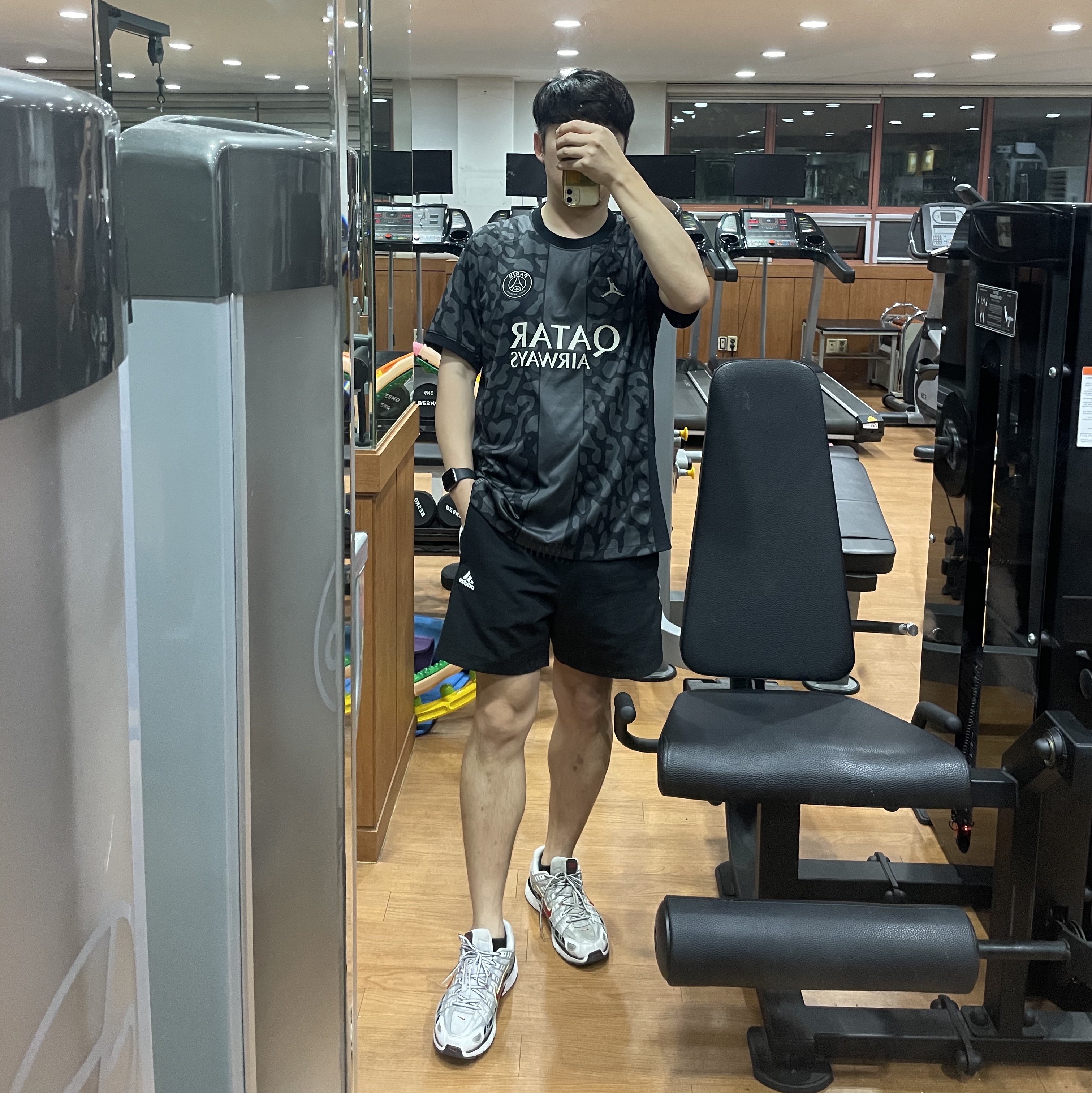 Jordan x Paris Saint-Germain 2023/24 Dri-Fit ADV Match 3rd Jersey Anthracite (Non Marking Ver.), (W) Nike P-6000 Metallic Silver Red 착용 스타일