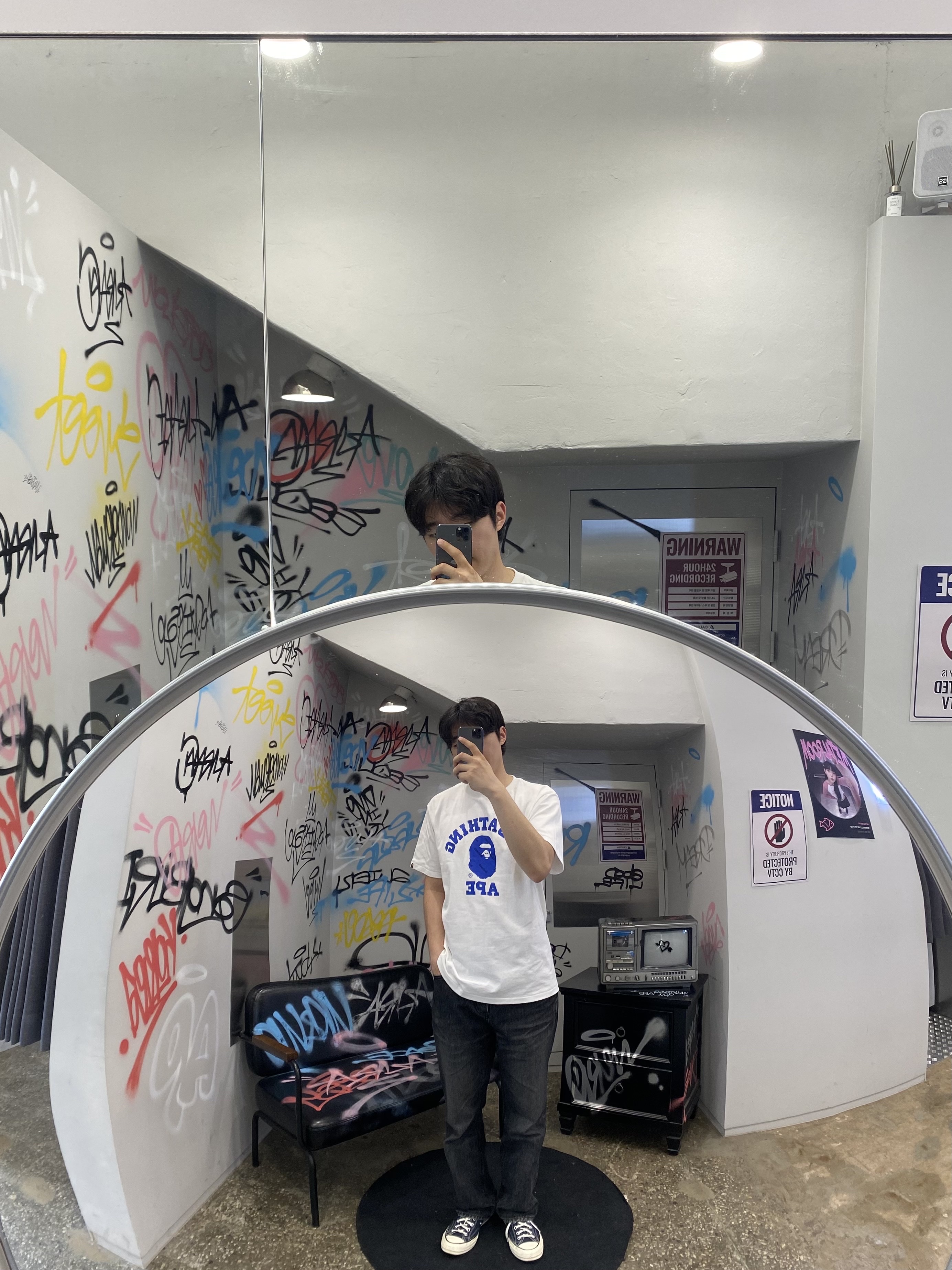 BAPE Hexagram College T-Shirt White Blue 착용 스타일 - 1