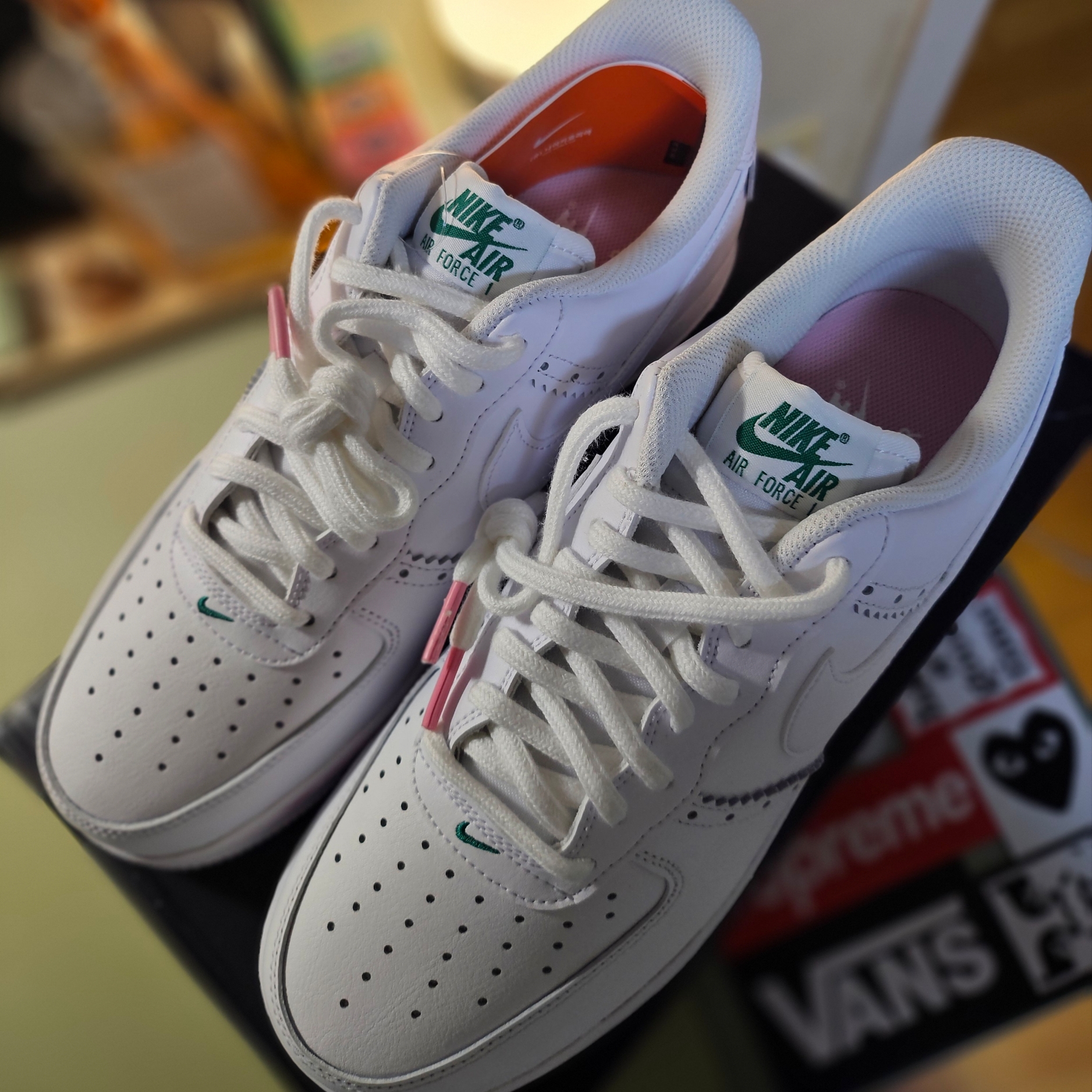 Nike Air Force 1 '07 LV8 White Medium Soft Pink 착용 스타일 - 3
