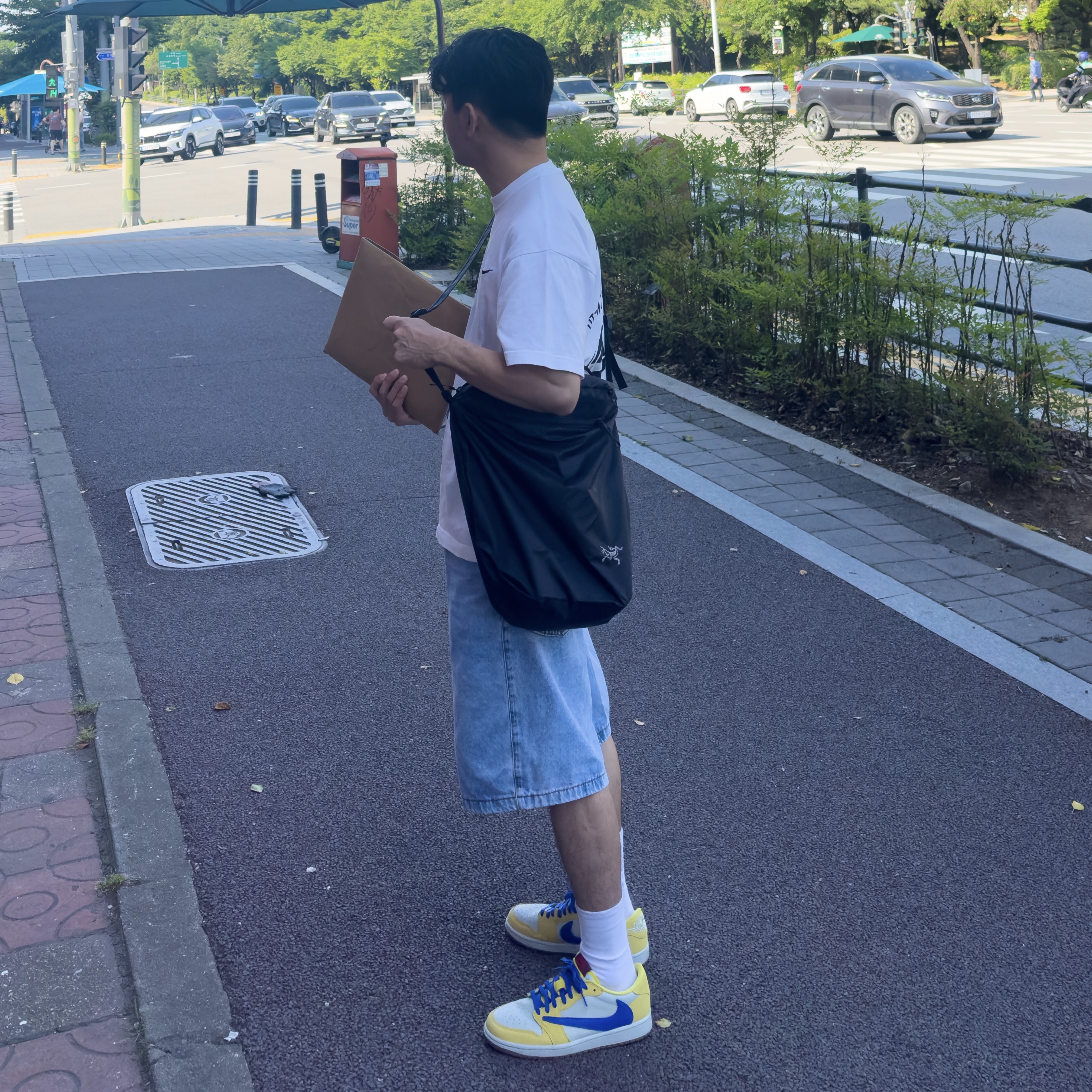 Arc'teryx Heliad 12 Tote Black, (W) Jordan 1 x Travis Scott Retro Low OG SP Canary 착용 스타일 - 1