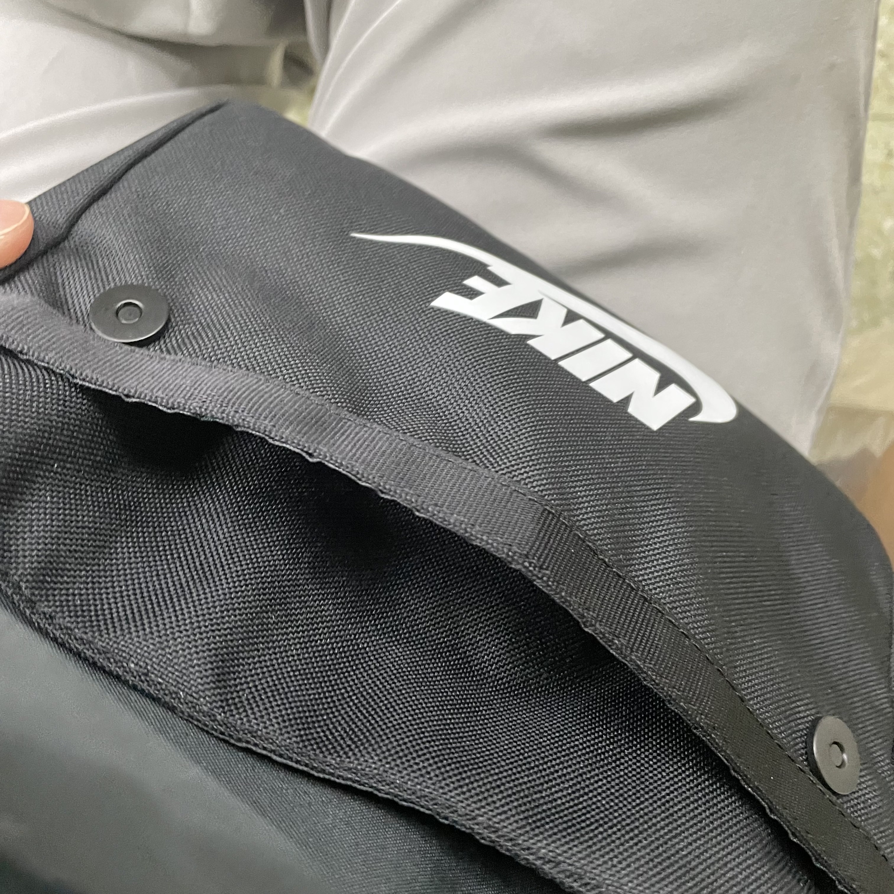 Nike NSW Futura 365 Crossbody Bag 3L Black 착용 스타일 - 2