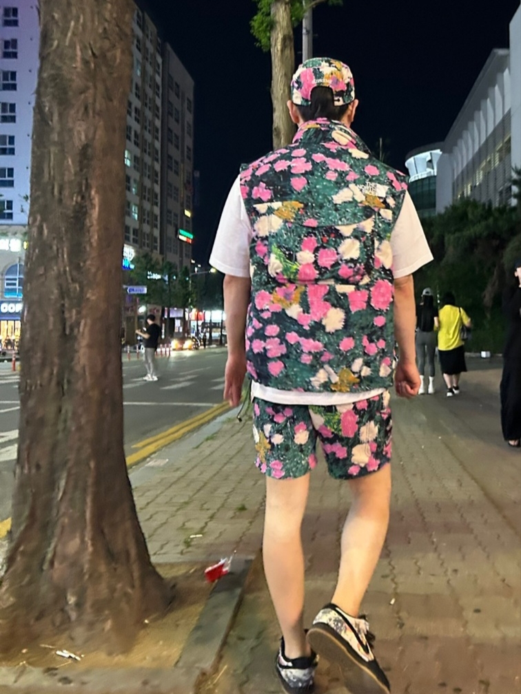 Supreme x The North Face Trekking Zip-Off Belted Pants Flowers - 22SS, Supreme x The North Face Trekking Convertible Jacket Flowers - 22SS 착용 스타일 - 4