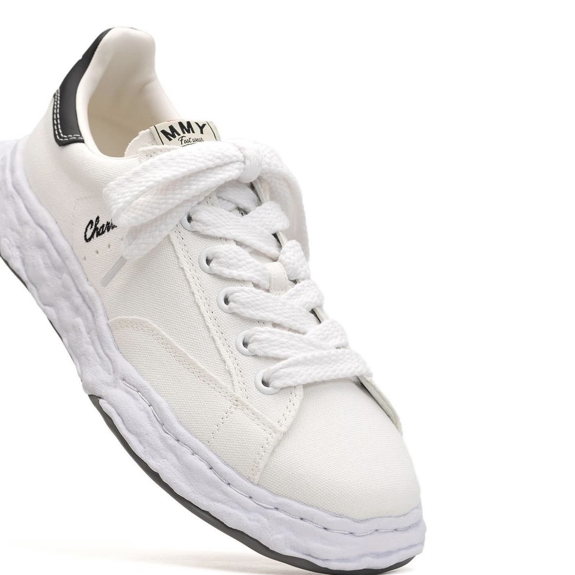 Maison Mihara Yasuhiro Charles OG Sole Canvas Low-top Sneakers White 착용 스타일 - 1