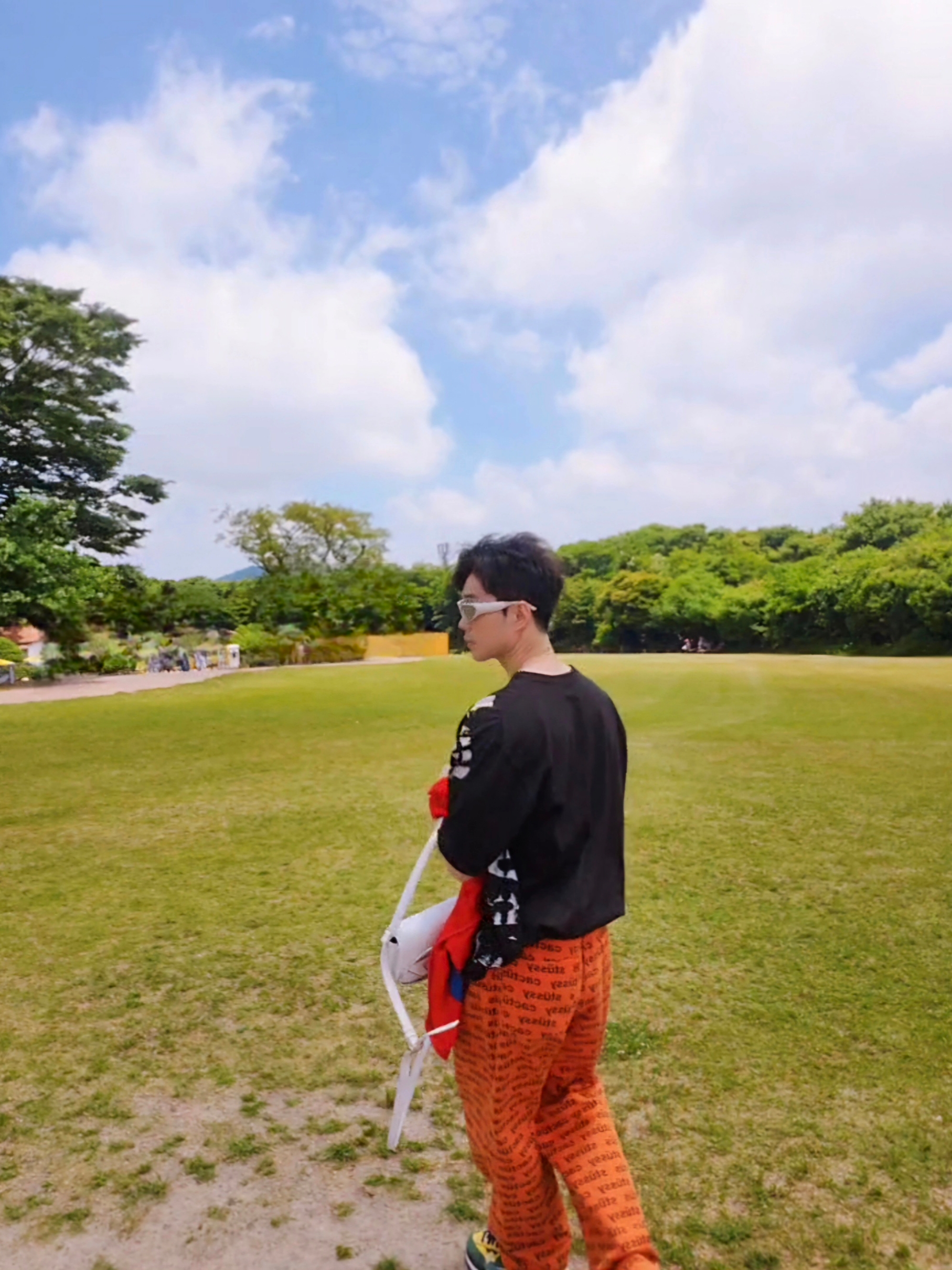Stussy Sara T-Shirt Black, Balenciaga Swift Oval Sunglasses Silver 착용 스타일 - 2