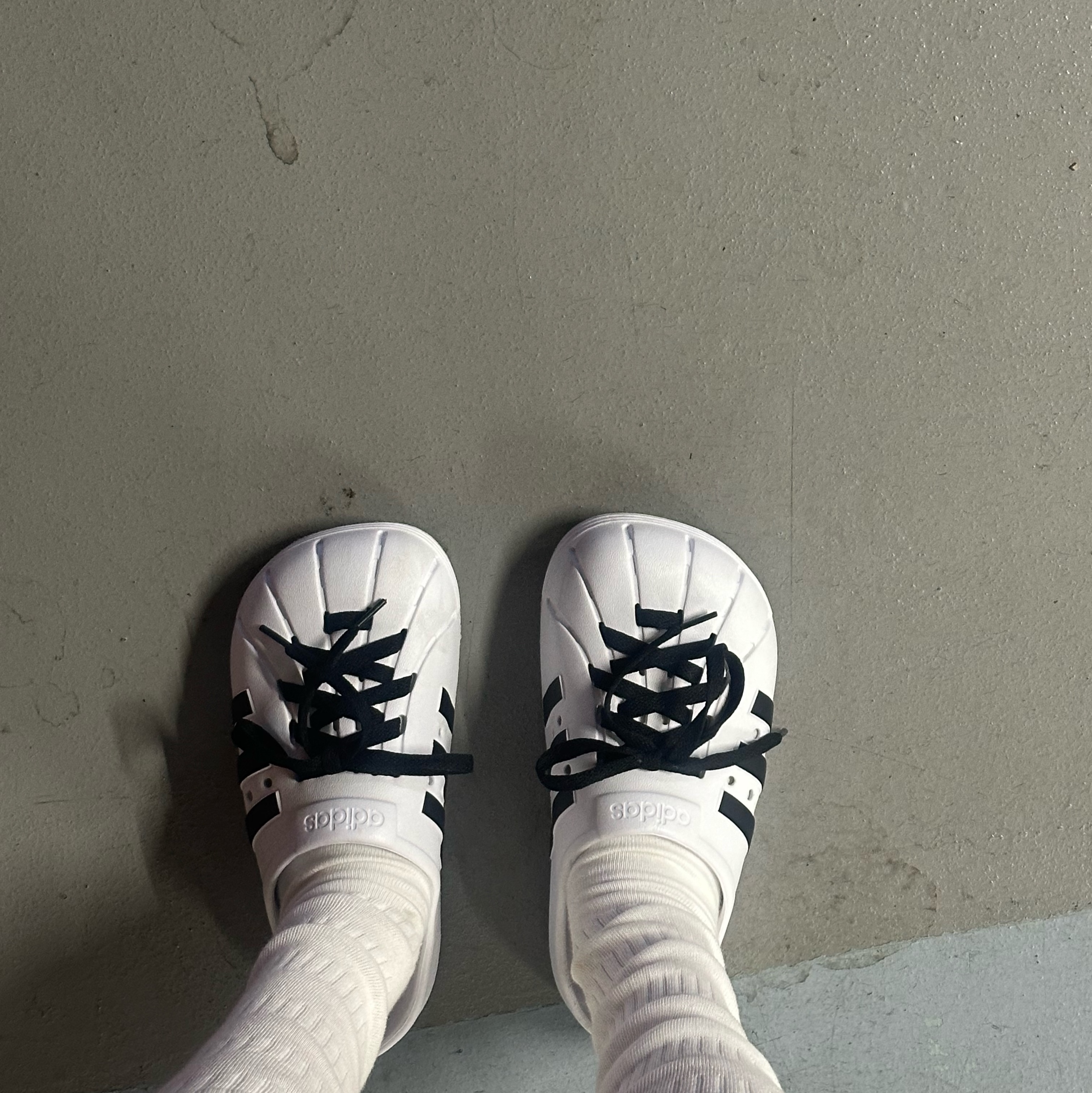 Adidas Adilette Clog White Black 착용 스타일 - 2