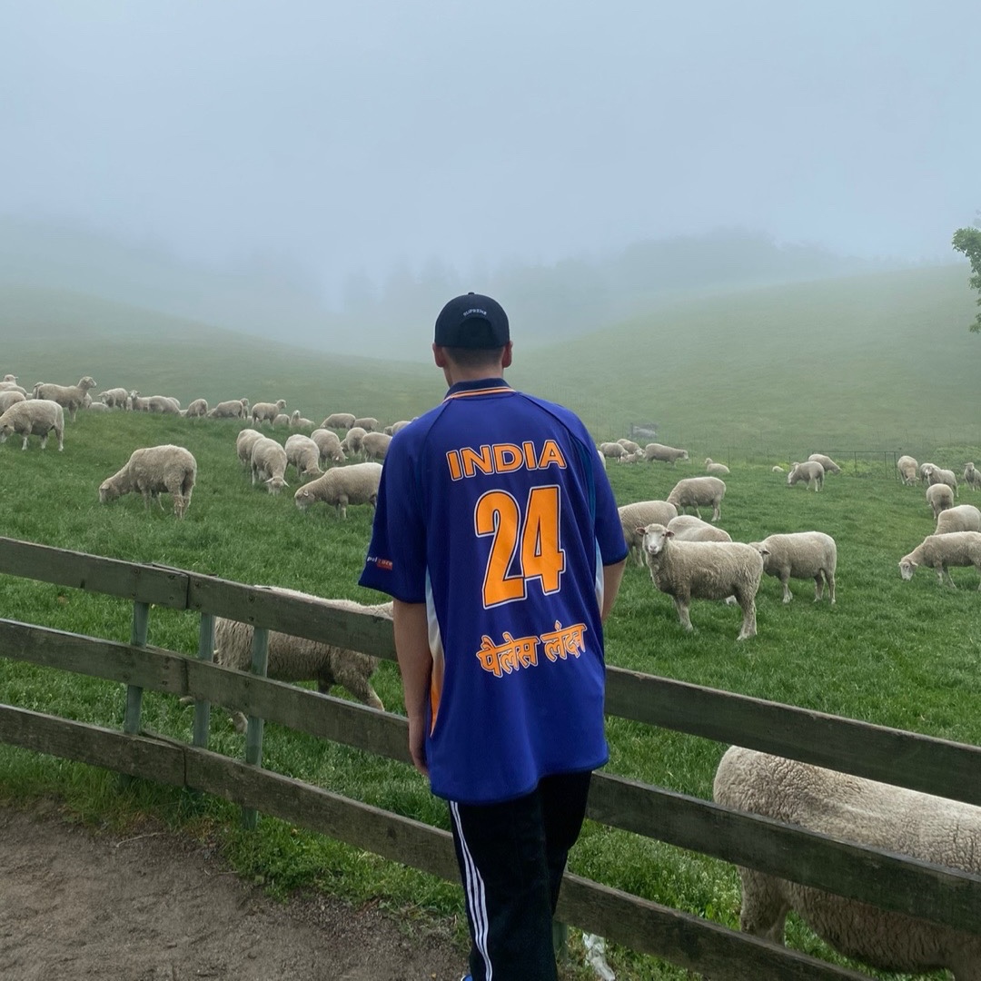 Palace Cricket Jersey Blue - 24SS, Supreme Seersucker S Logo 6-Panel Black - 24SS 착용 스타일