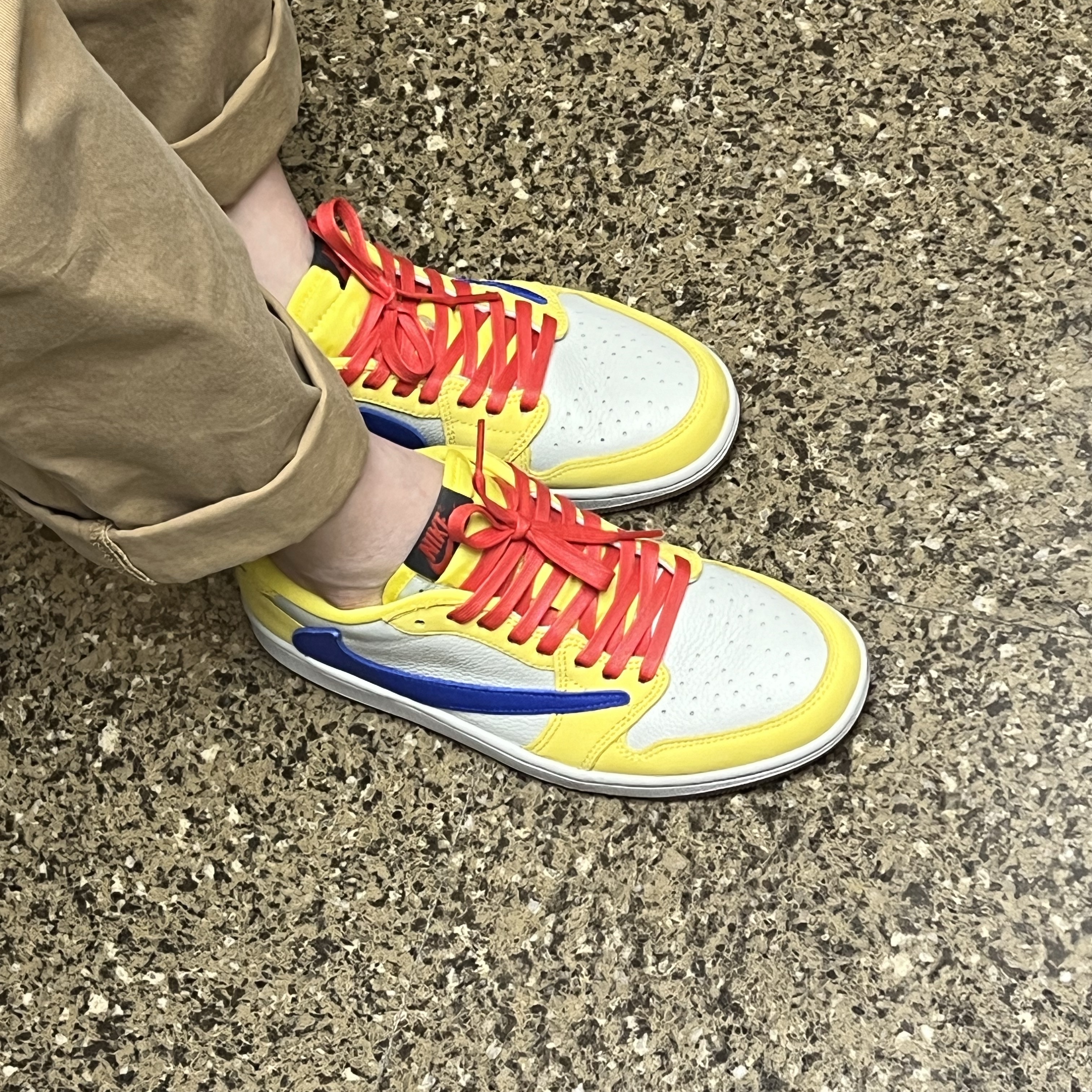 (W) Jordan 1 x Travis Scott Retro Low OG SP Canary 착용 스타일 - 1