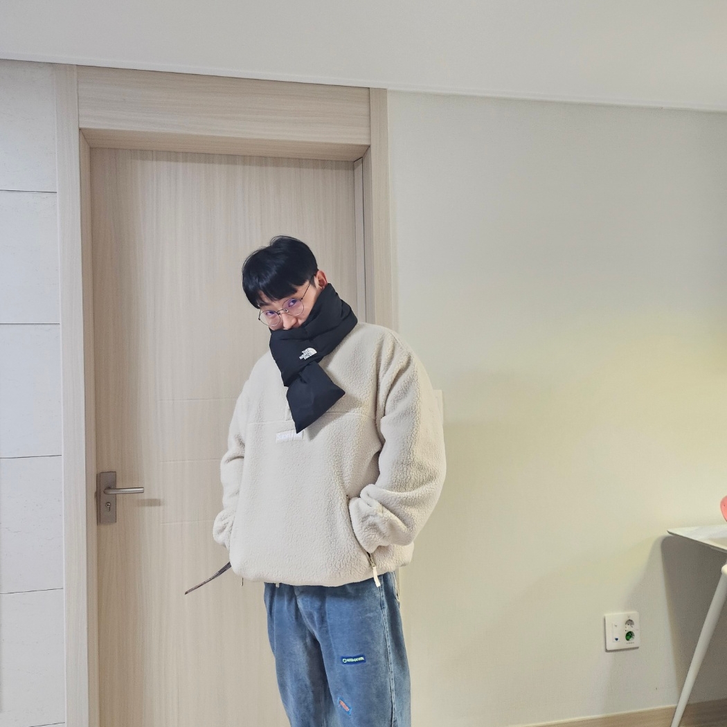 Supreme Polartec Shearling Reversible Pullover Natural - 23FW, The North Face White Label T-Ball Muffler Black 착용 스타일 - 1