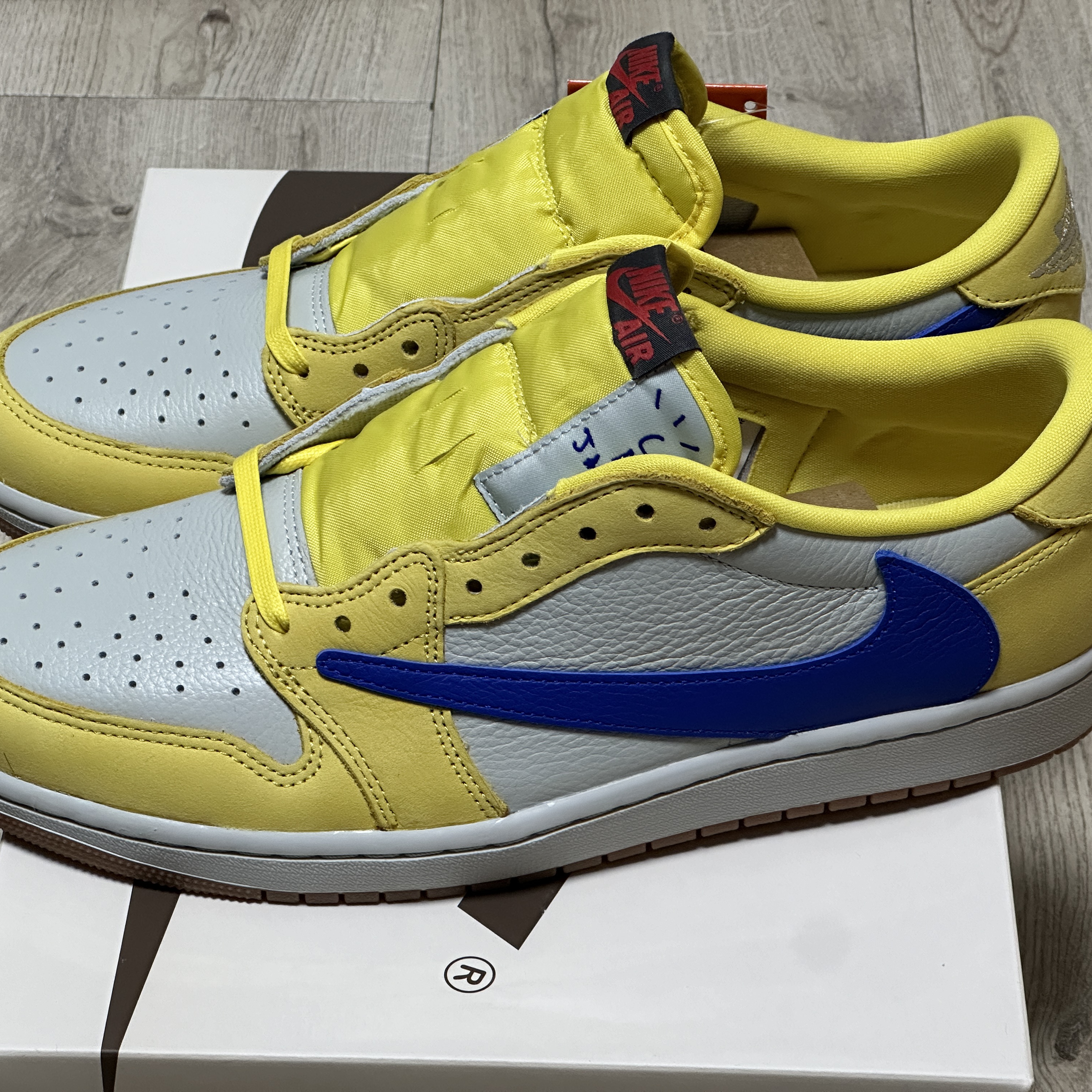 (W) Jordan 1 x Travis Scott Retro Low OG SP Canary 착용 스타일 - 1