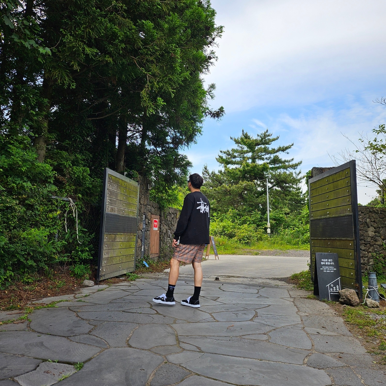 Maison Mihara Yasuhiro Baker OG Sole Canvas Low Cut Sneakers Black, Gentle Monster Lilit 01 Black 착용 스타일 - 3