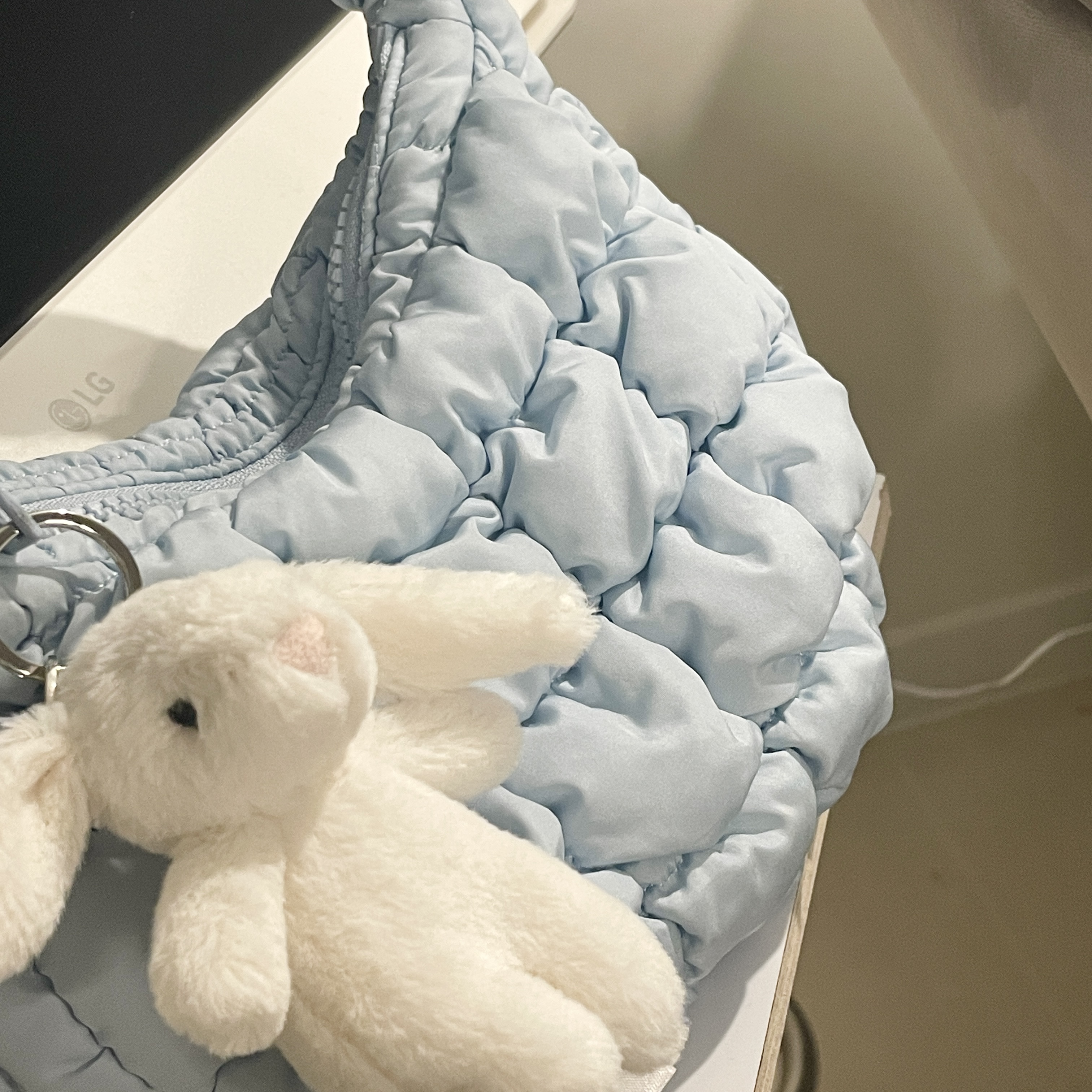 COS Quilted Micro Bag Light Blue, Jellycat Bashful Bunny Bag Charm Cream 착용 스타일