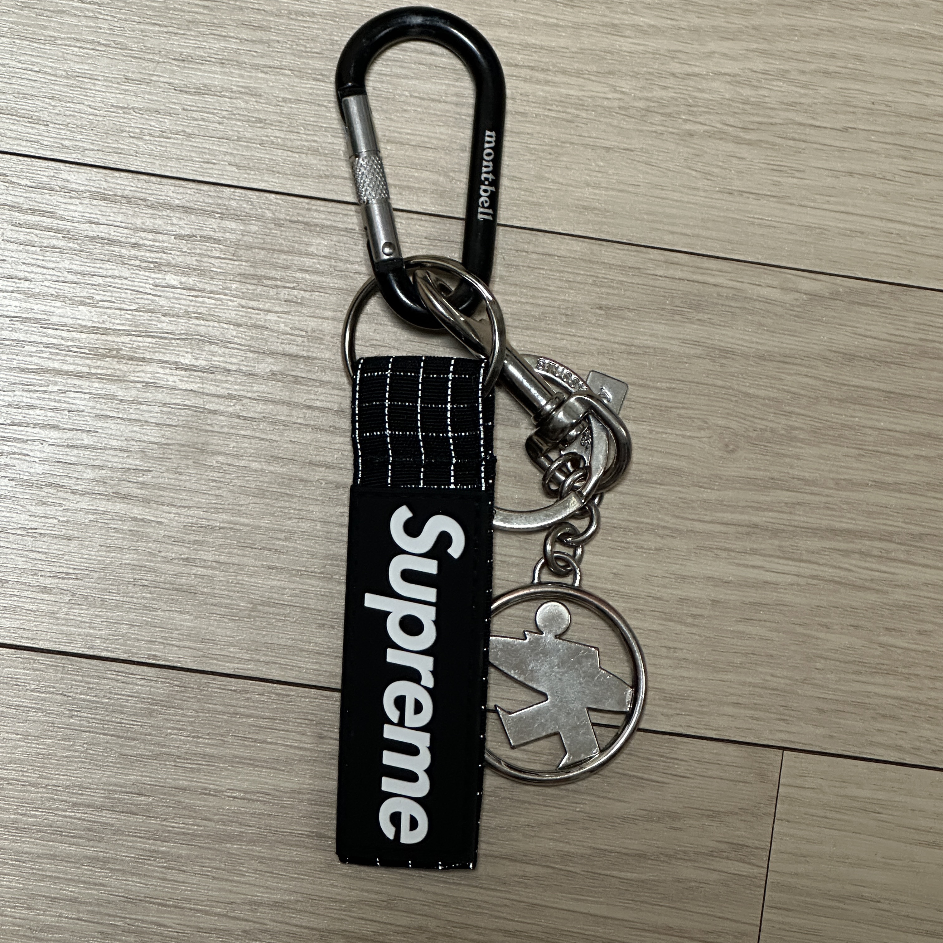 Supreme Ripstop Keychain Black - 24SS, Stussy Surfman Keychain Silver 착용 스타일 - 1