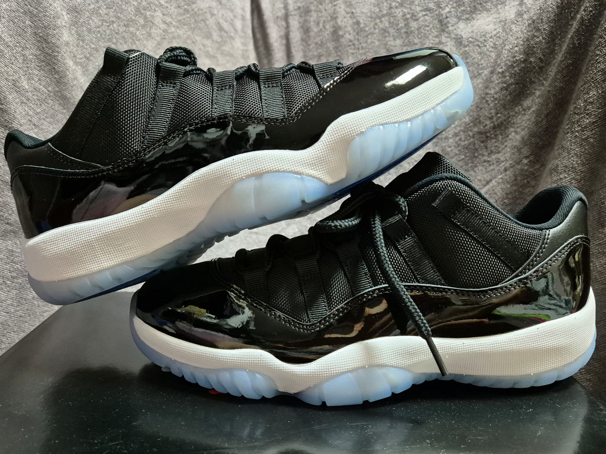 Jordan 11 Retro Low Black and Varsity Royal 착용 스타일 - 1