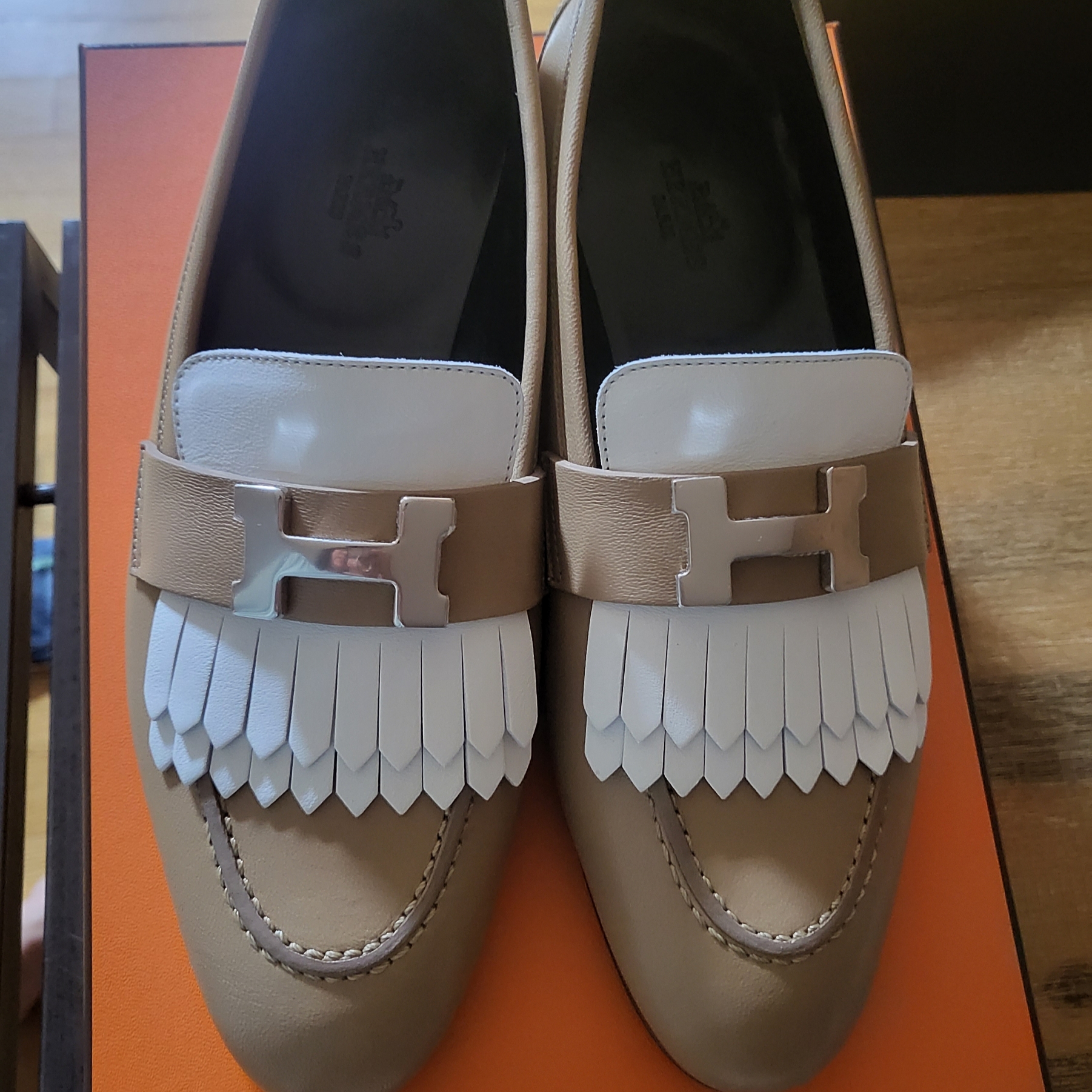 (W) Hermes Royal Loafer Goatskin Calfskin & Palladium Beige Argile Blanc 착용 스타일 - 2