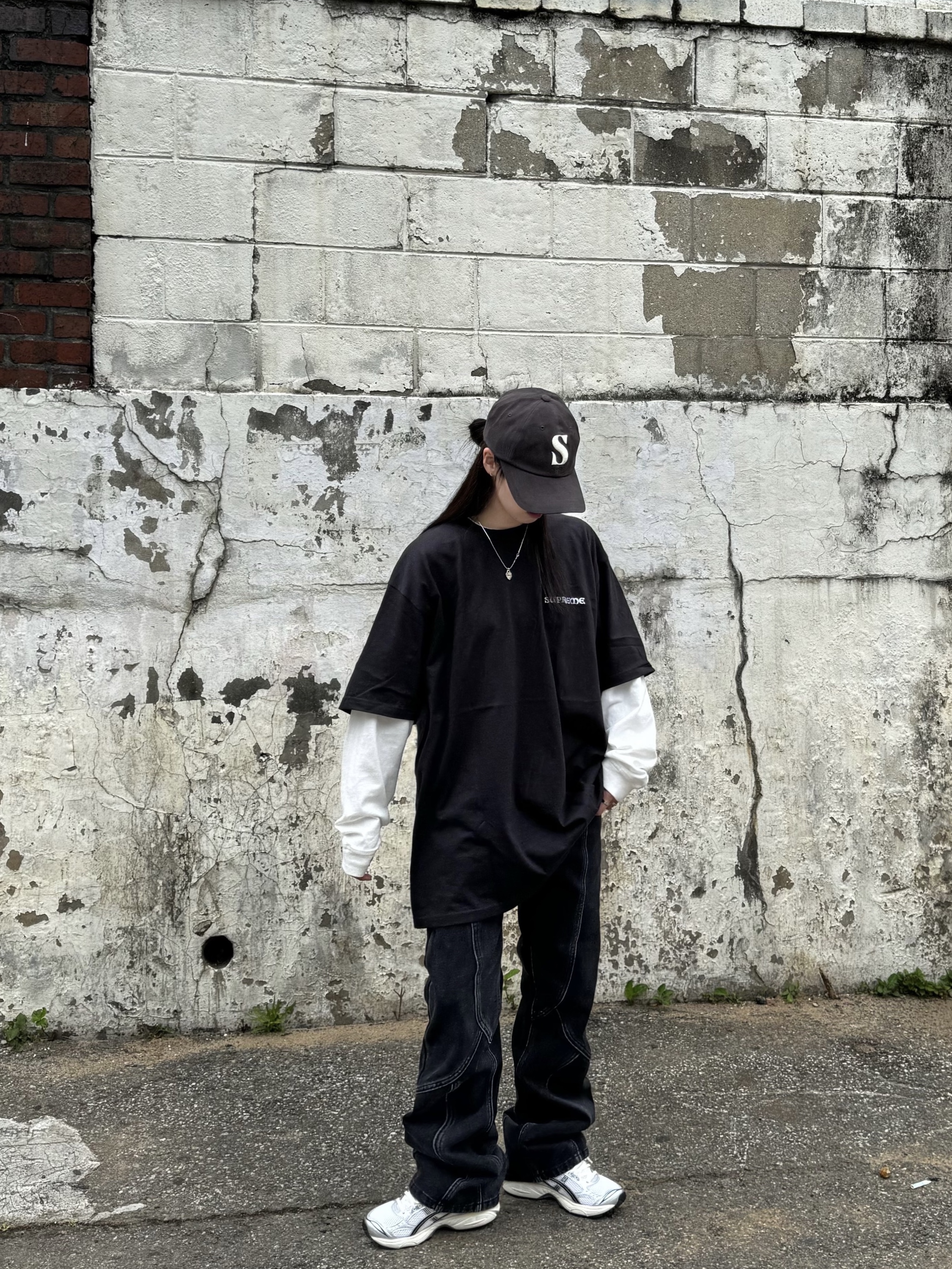Supreme Worship T-Shirt Black - 23FW, Asics x JJJJound Gel-Kayano 14 Silver Black 착용 스타일 - 2