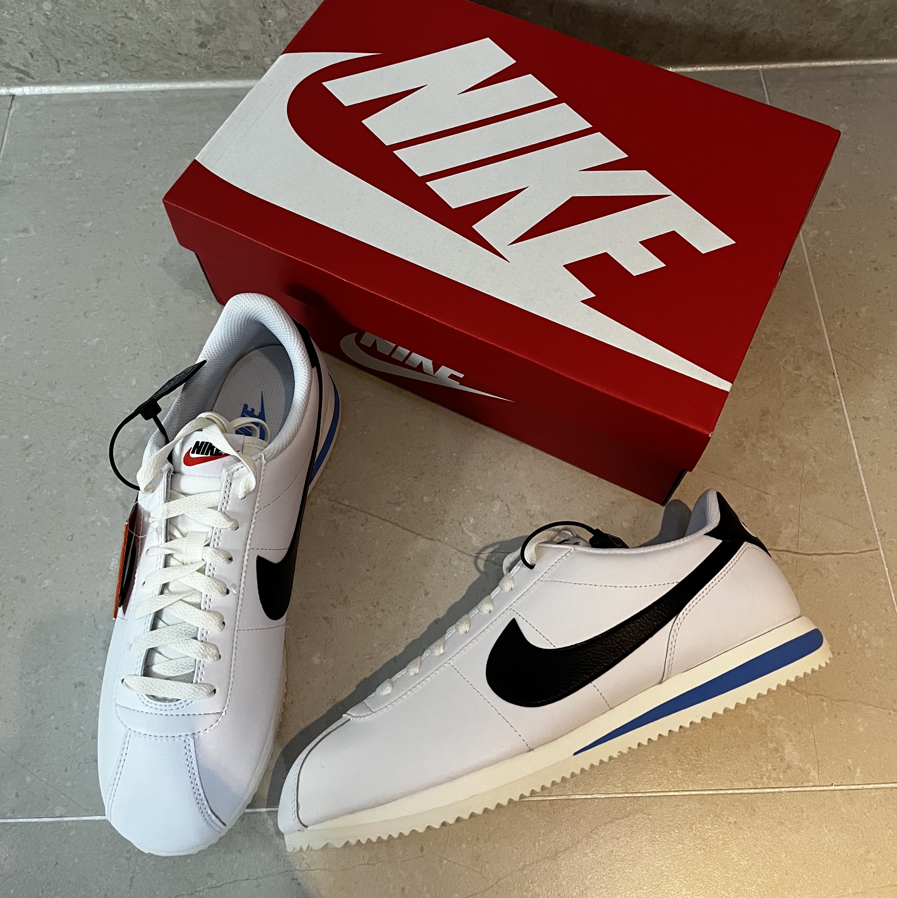 Nike Cortez White and Black 착용 스타일