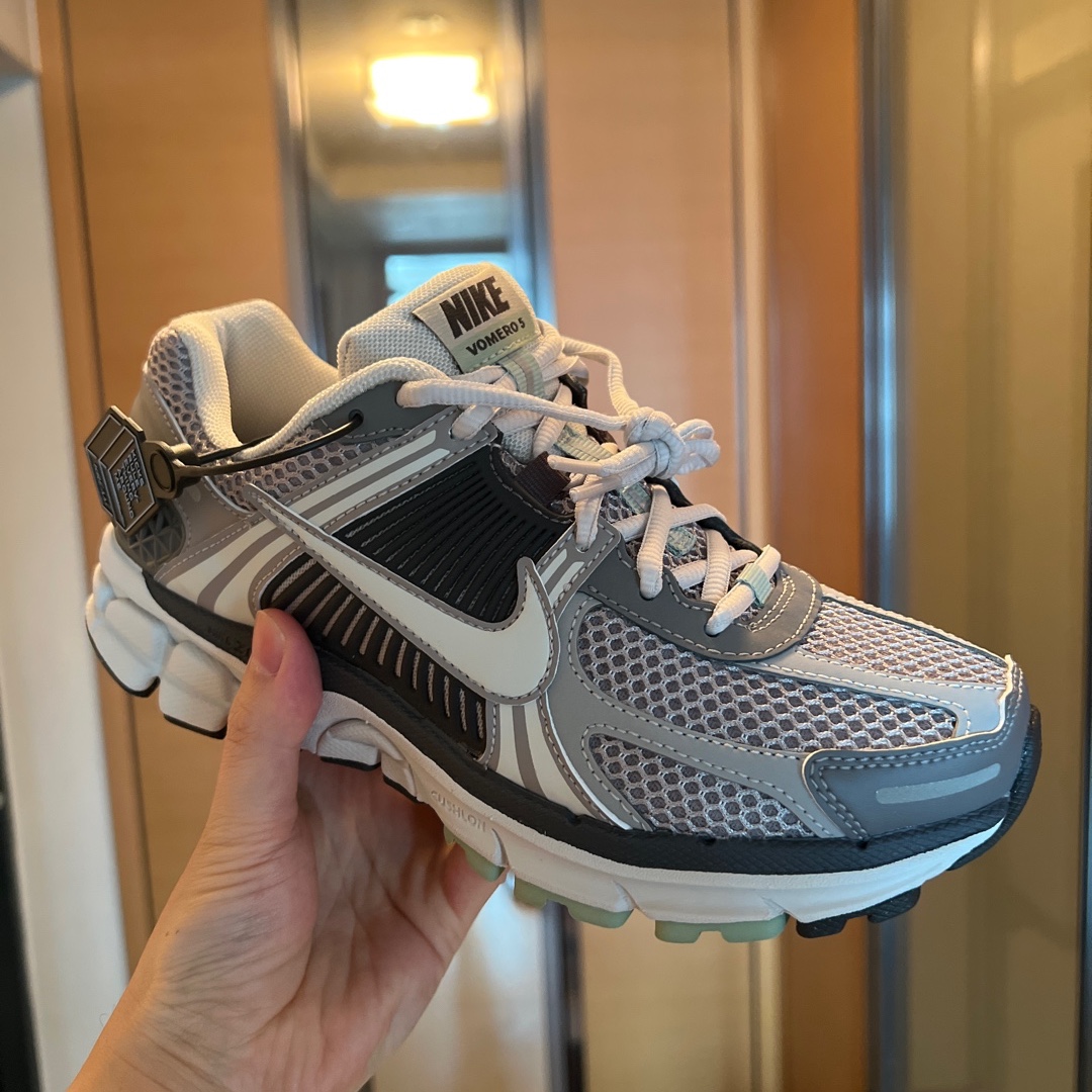 (W) Nike Zoom Vomero 5 Cobblestone and Flat Pewter 착용 스타일