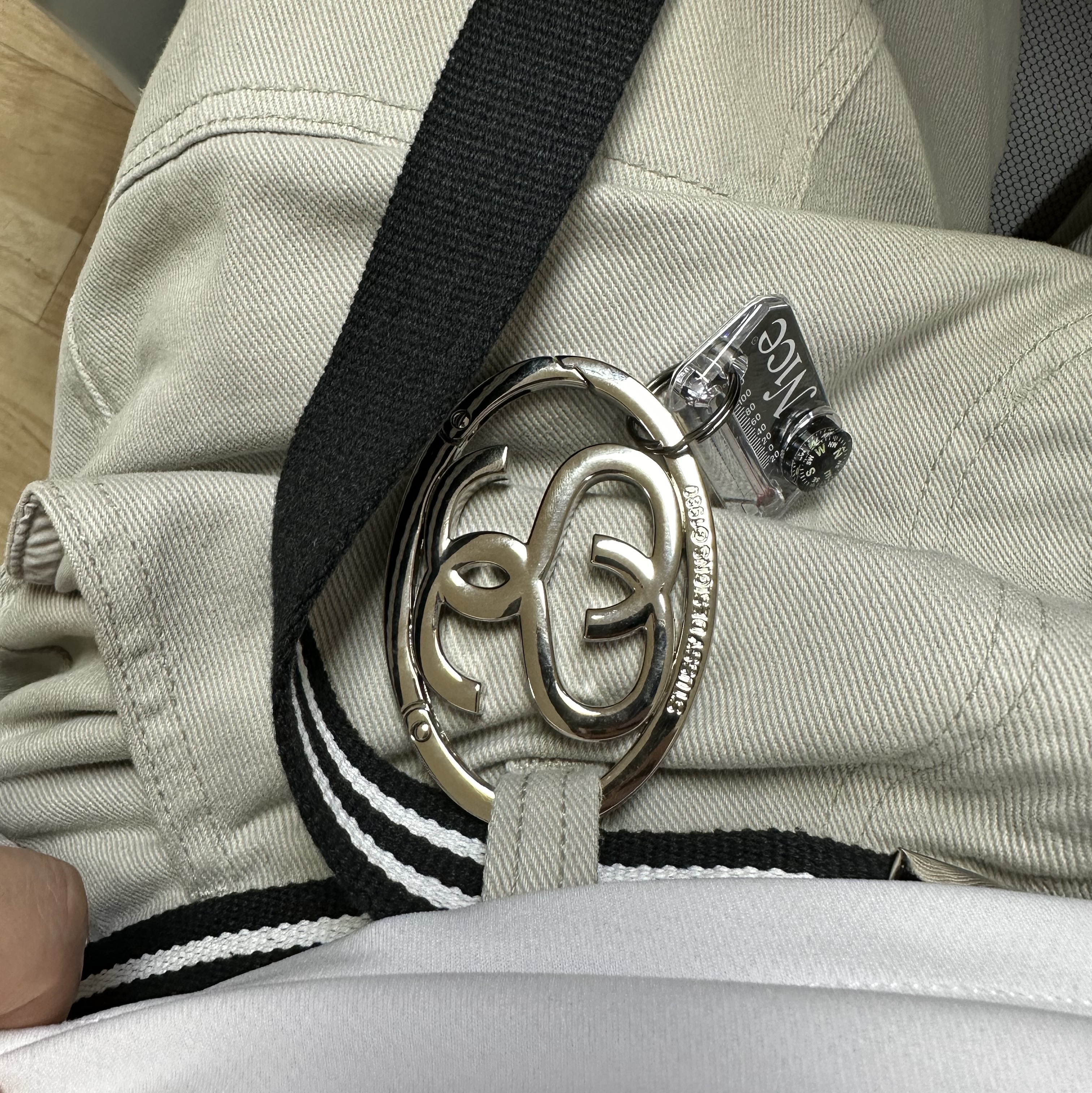 Stussy SS Link Carabiner Silver 착용 스타일