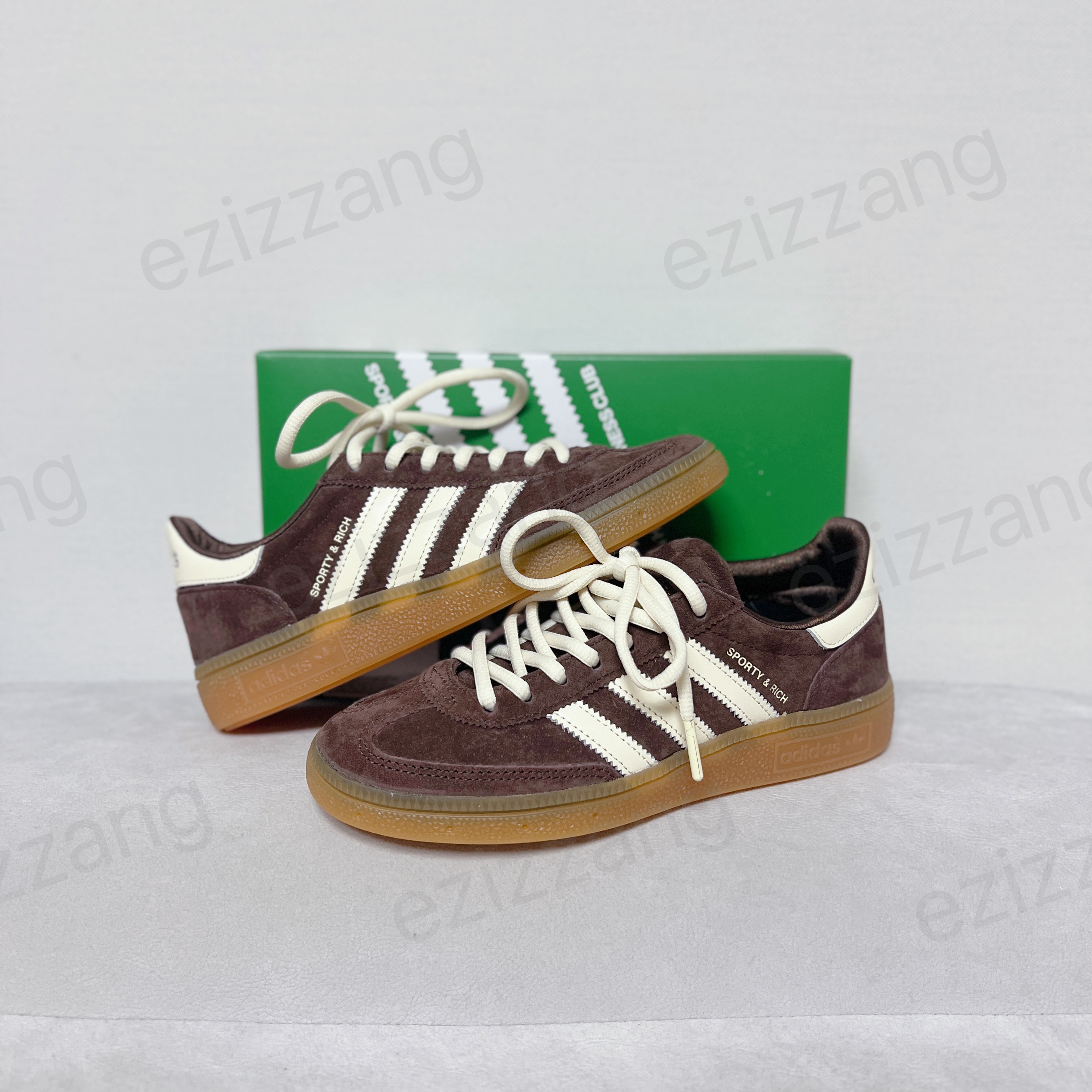 Adidas x Sporty & Rich Spezial Handball Auburn Cream White 착용 스타일 - 2