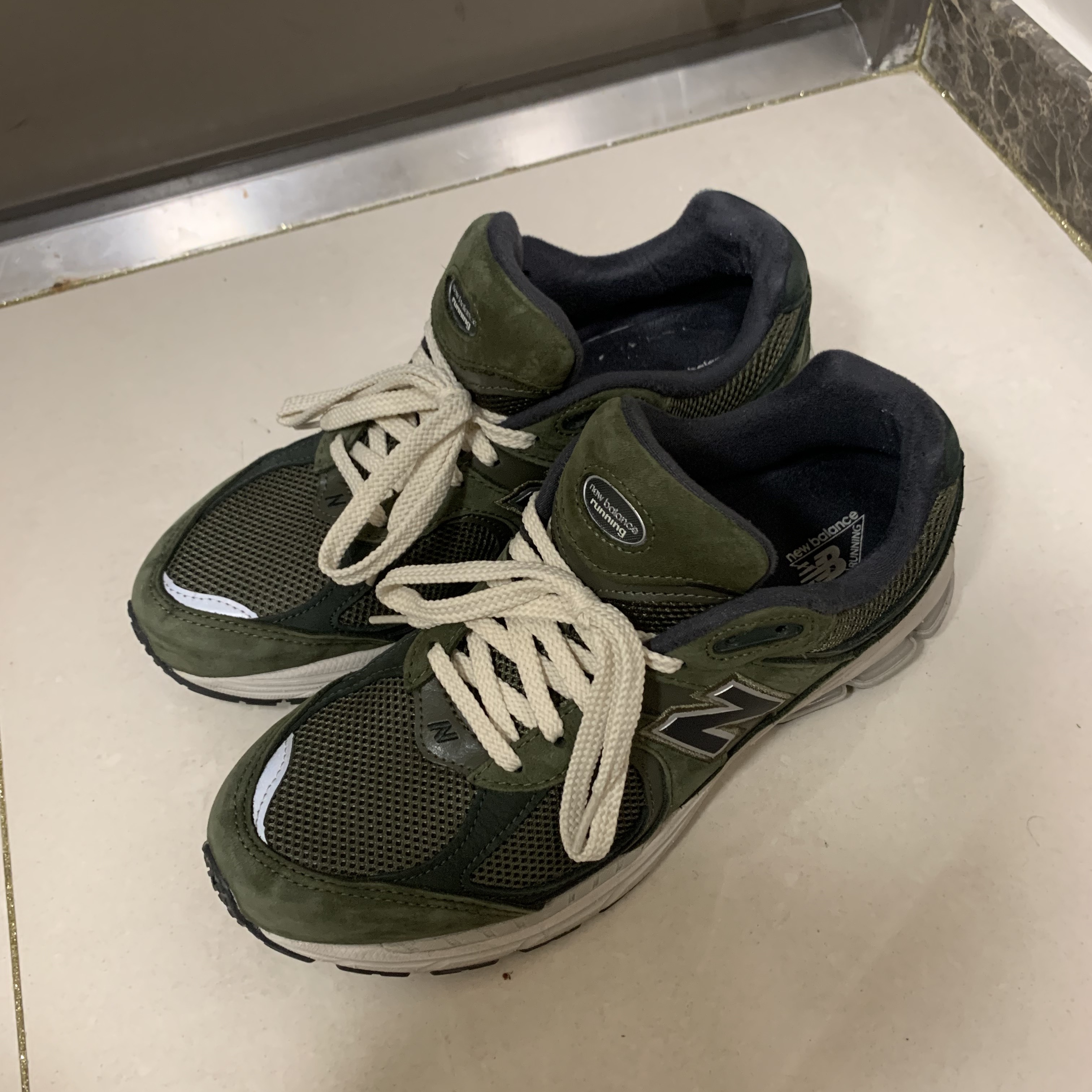 New Balance 2002R Grape Leaf 착용 스타일