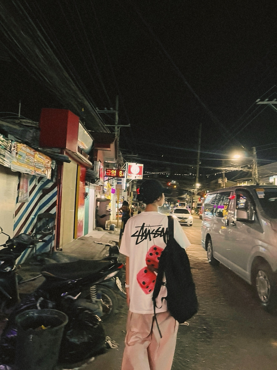 Stussy Fuzzy Dice T-Shirt White 착용 스타일 - 3