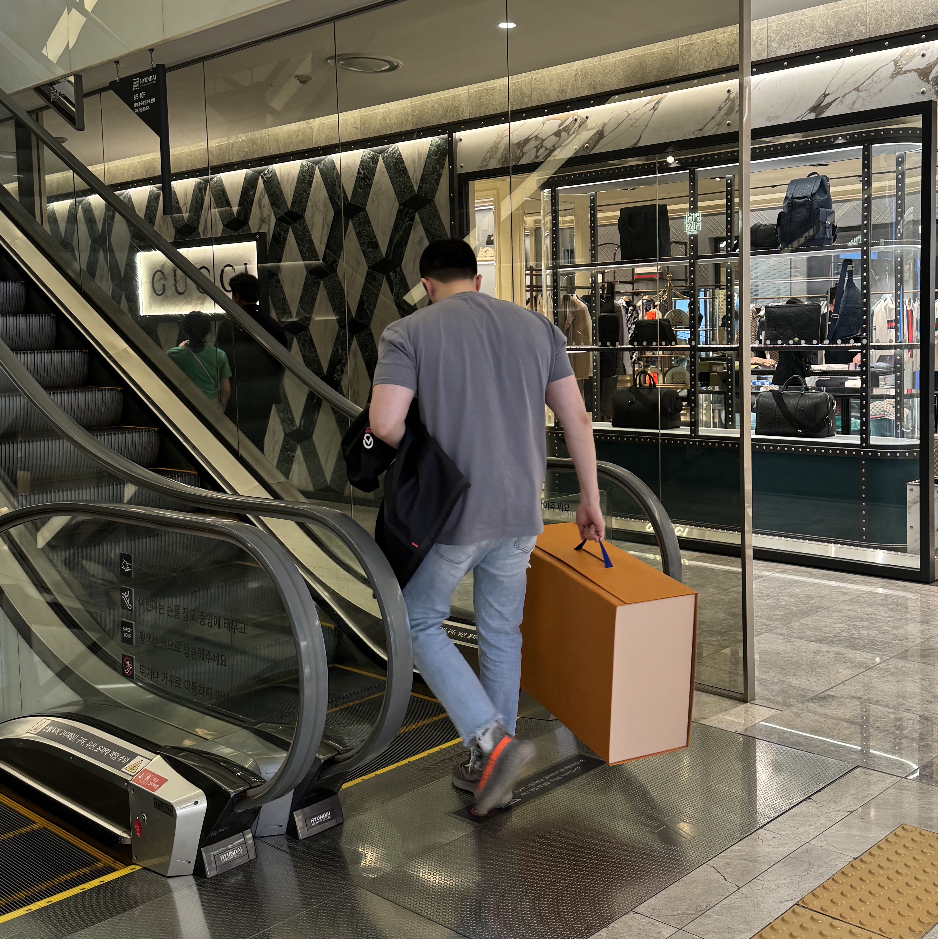 Louis Vuitton Keepall Bandouliere 50 Taurillon Monogram Black, Rimowa Classic Cabin Aluminum Silver 착용 스타일 - 2