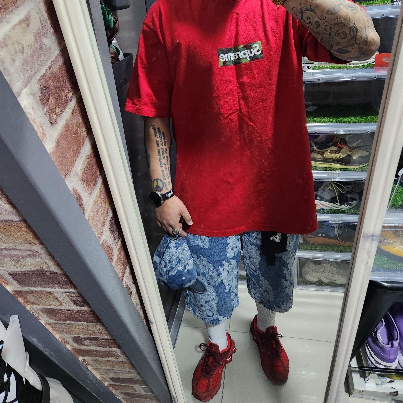 Supreme Box Logo T-Shirt Red - 23FW, Supreme Flames Jacquard Baggy Denim Shorts Washed Indigo - 23SS 착용 스타일 - 2