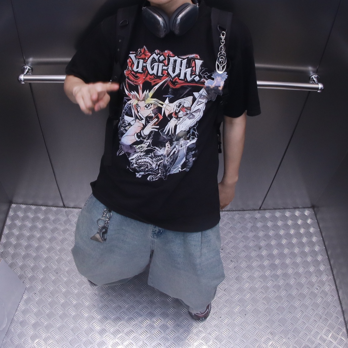 Balenciaga Runner Sneakers Grey Burgundy, Apple AirPods Max Lightning Space Gray (Korean Ver.) 착용 스타일 - 2