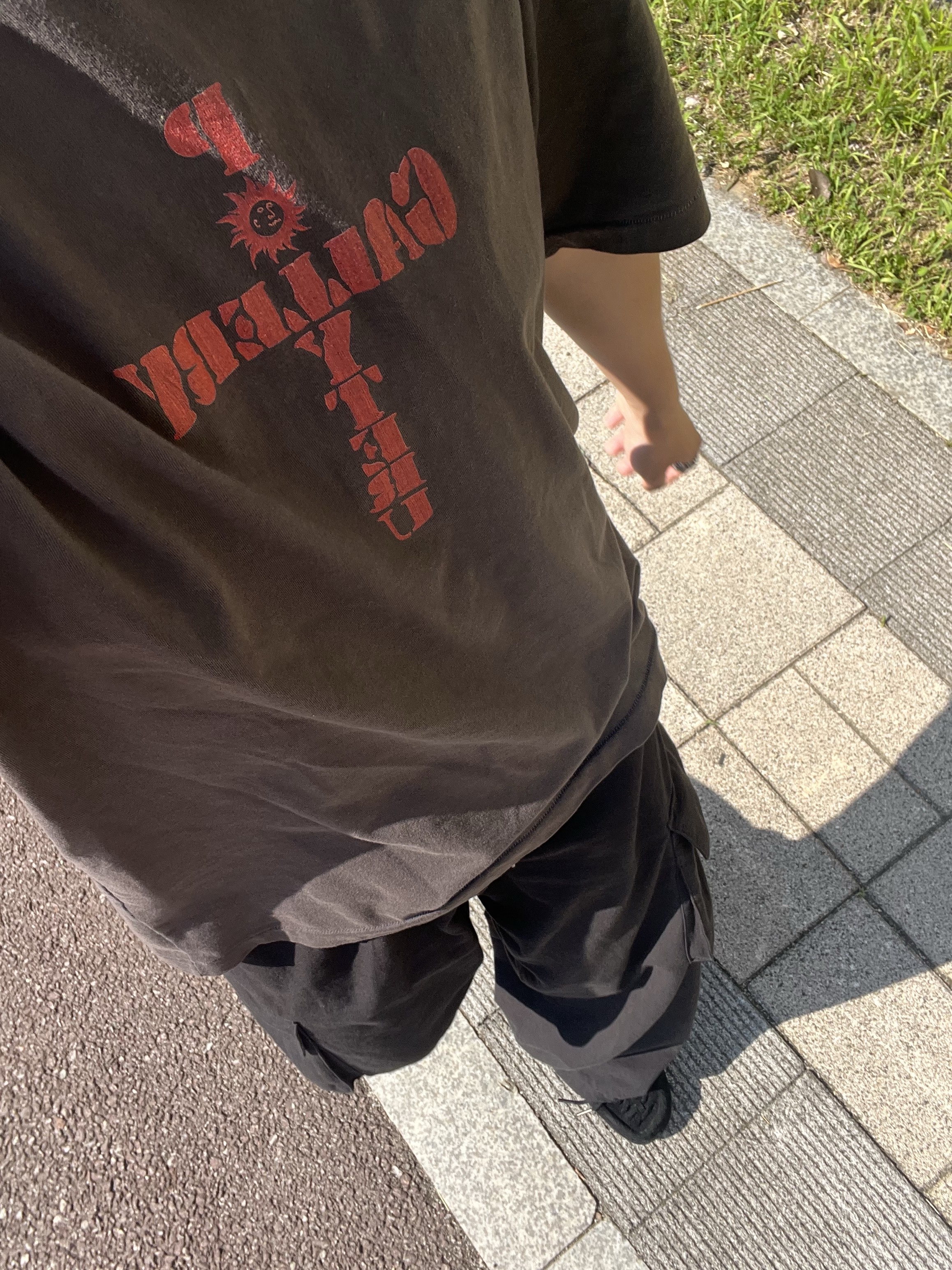 Polyteru 1011 1/2 Graphic T Shirt 'Cross Tee' Washed Charcoal Brown, Polyteru Human Index Index Cargo Pants Black 착용 스타일 - 1