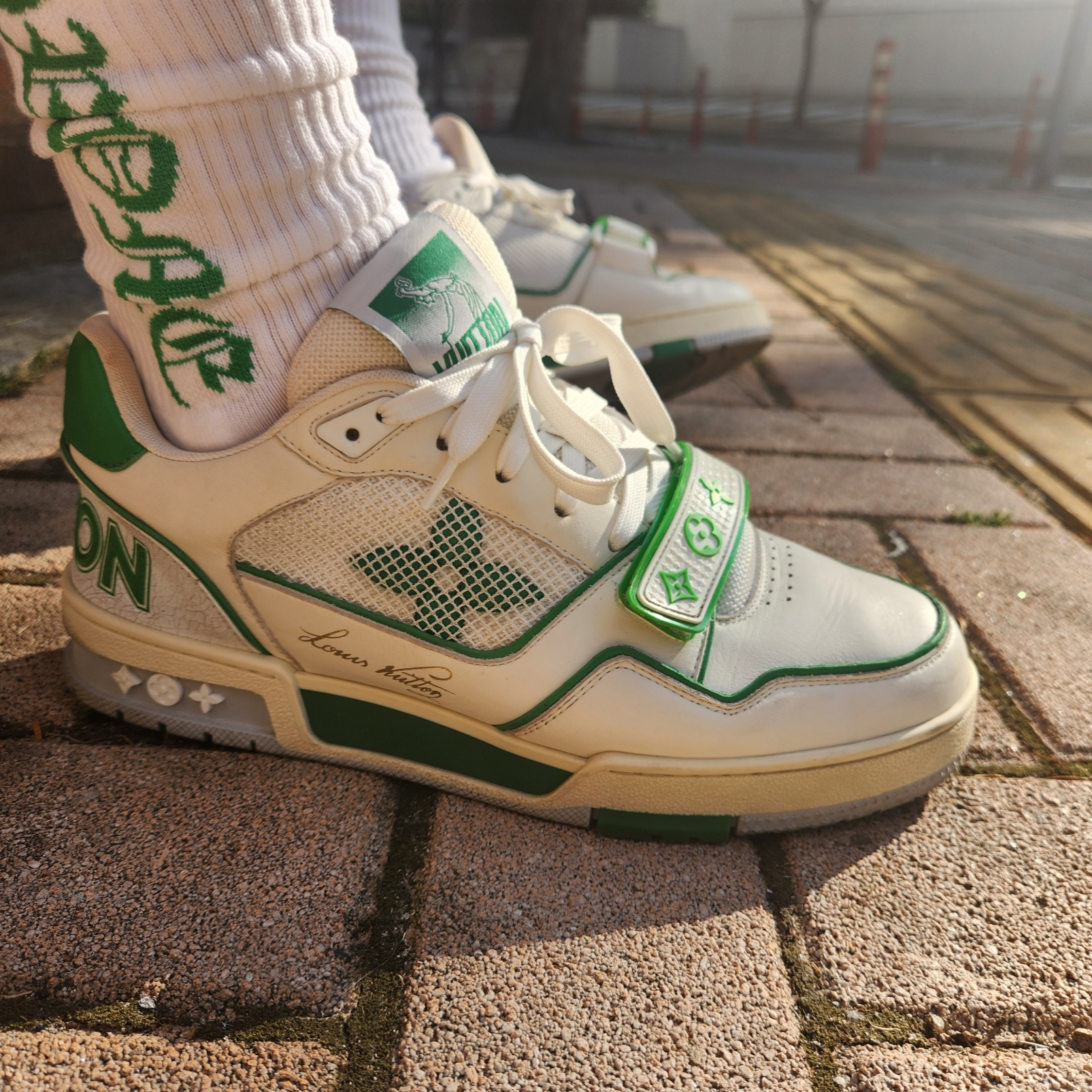 Louis Vuitton LV Trainer Sneakers White Green, Louis Vuitton LV Trainer Sneakers Black 착용 스타일 - 1