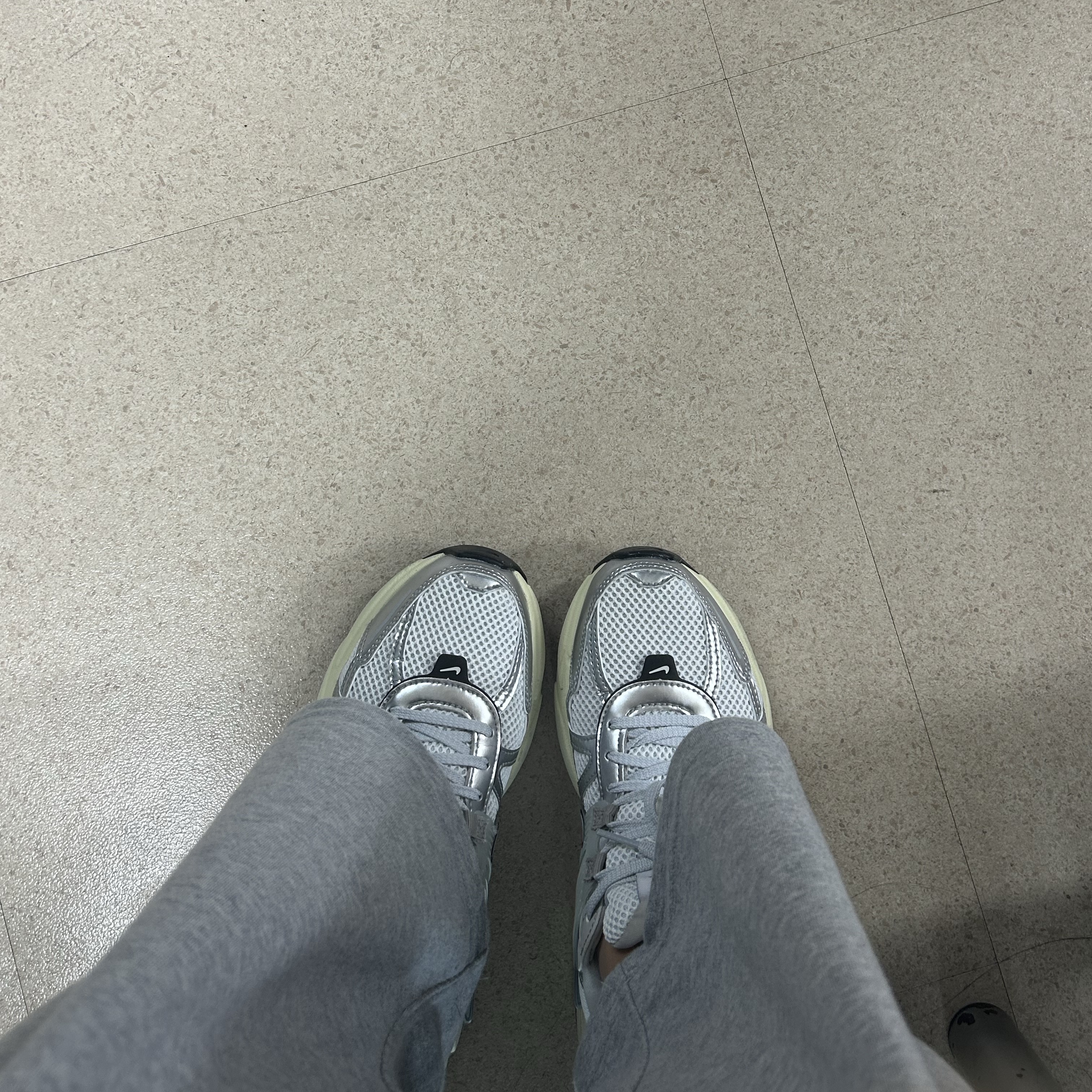 Nike V2K Run Summit White Metallic Silver 착용 스타일