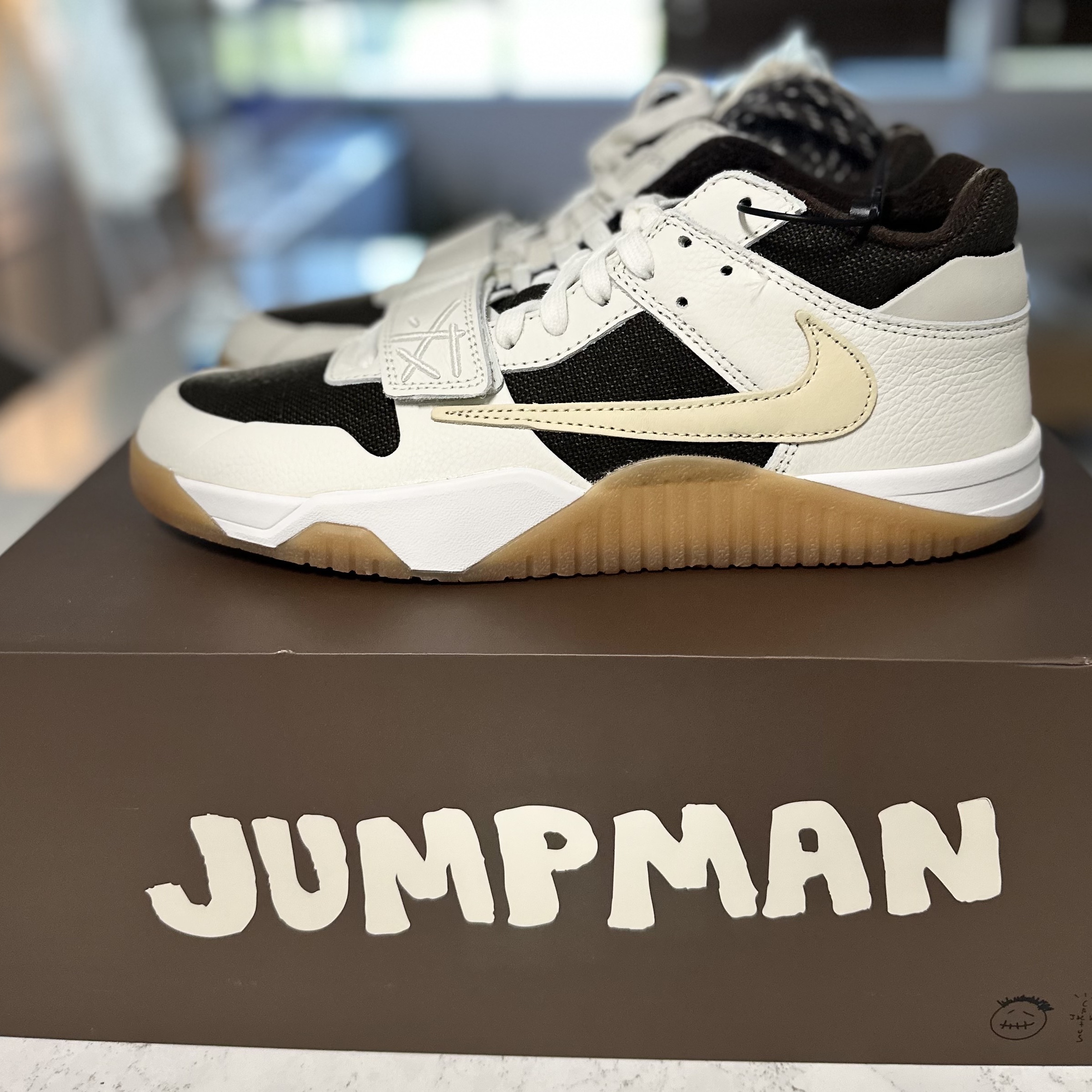 Jordan x Travis Scott Jumpman Jack TR Sail and Dark Mocha 착용 스타일 - 7