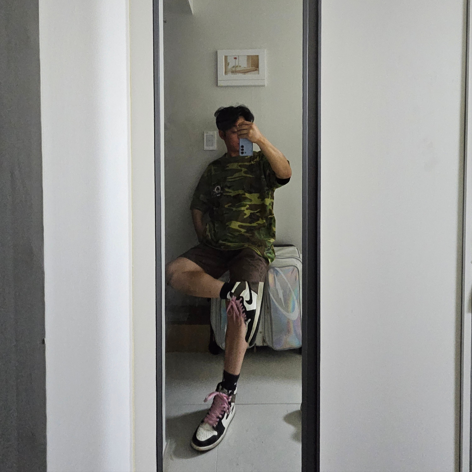 Stussy Fresh Foils T-Shirt Camo, Stussy Washed Canvas Big OL' Shorts Brown 착용 스타일