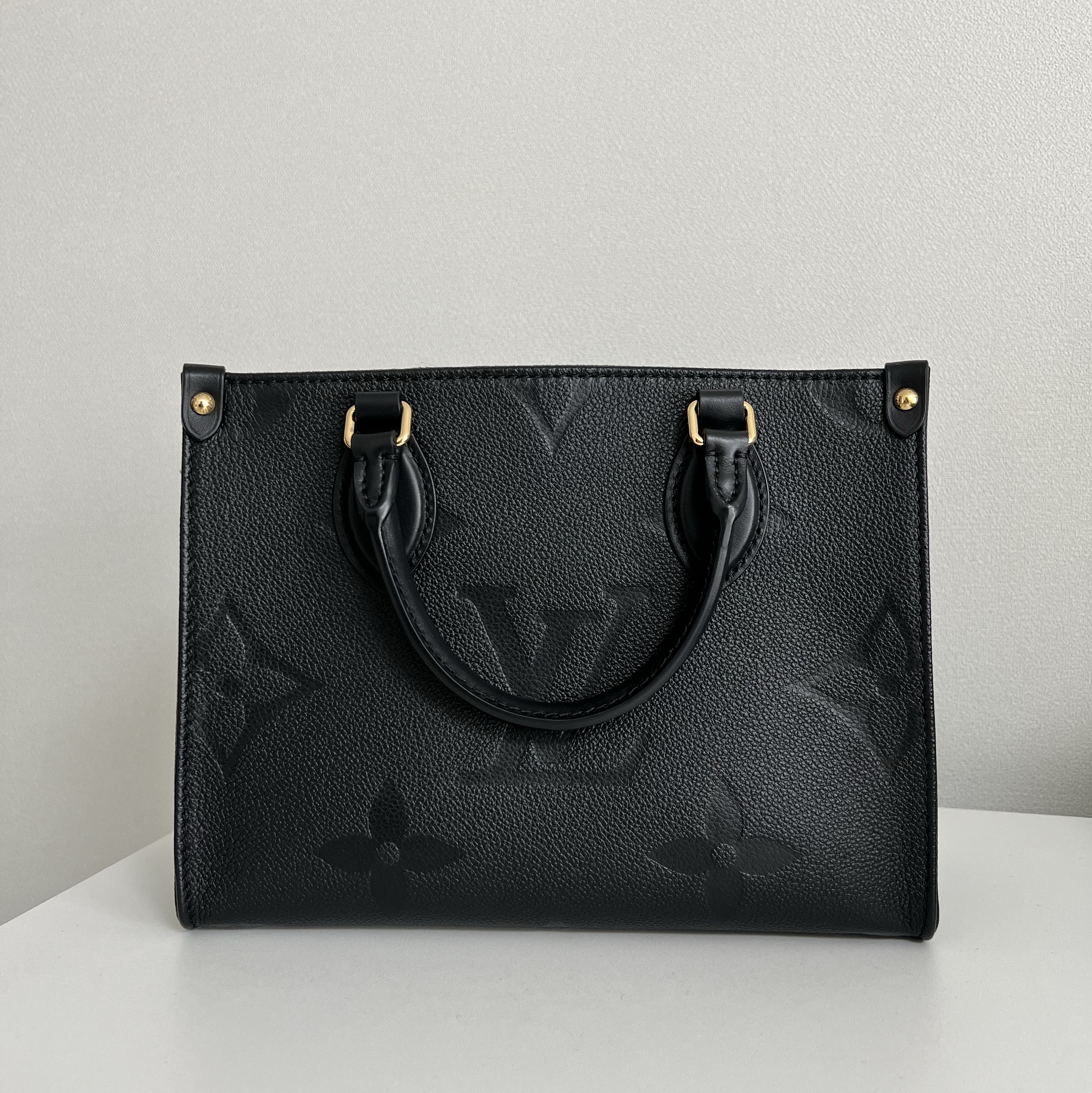 Louis Vuitton Onthego PM Monogram Empreinte Black 착용 스타일