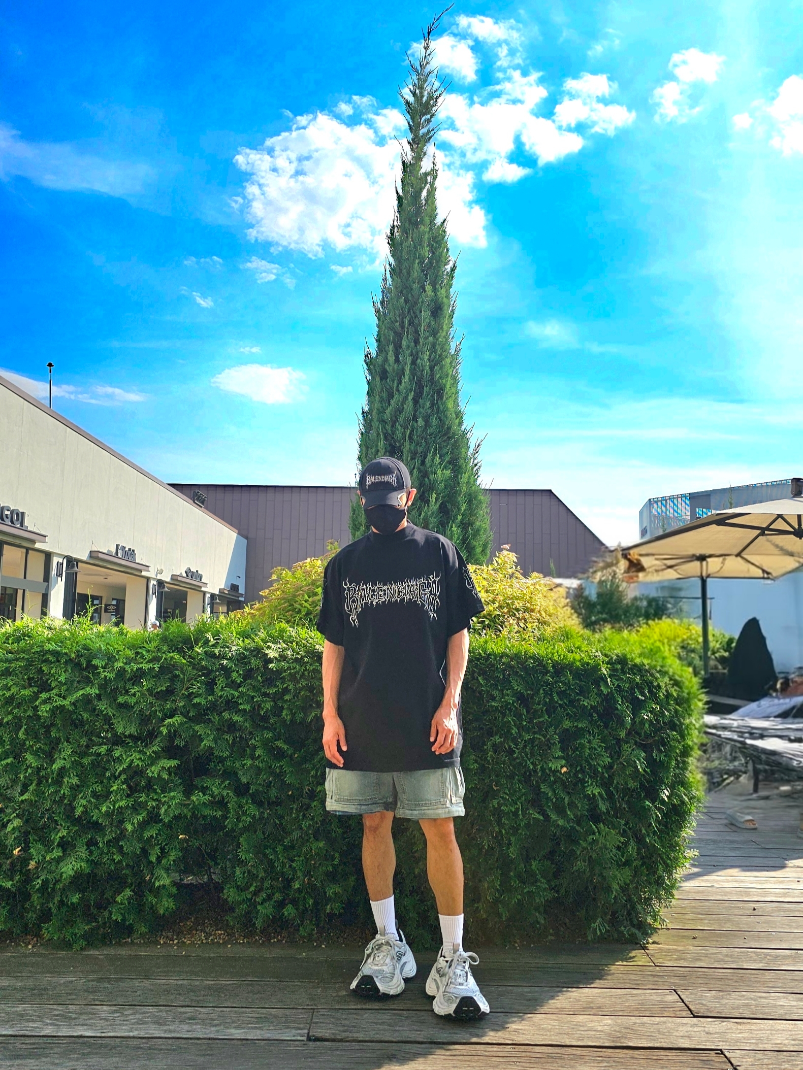 Balenciaga DIY Metal Outline Cap in Black, (W) Balenciaga Cargo Boyfriend Jeans Blue 착용 스타일 - 1