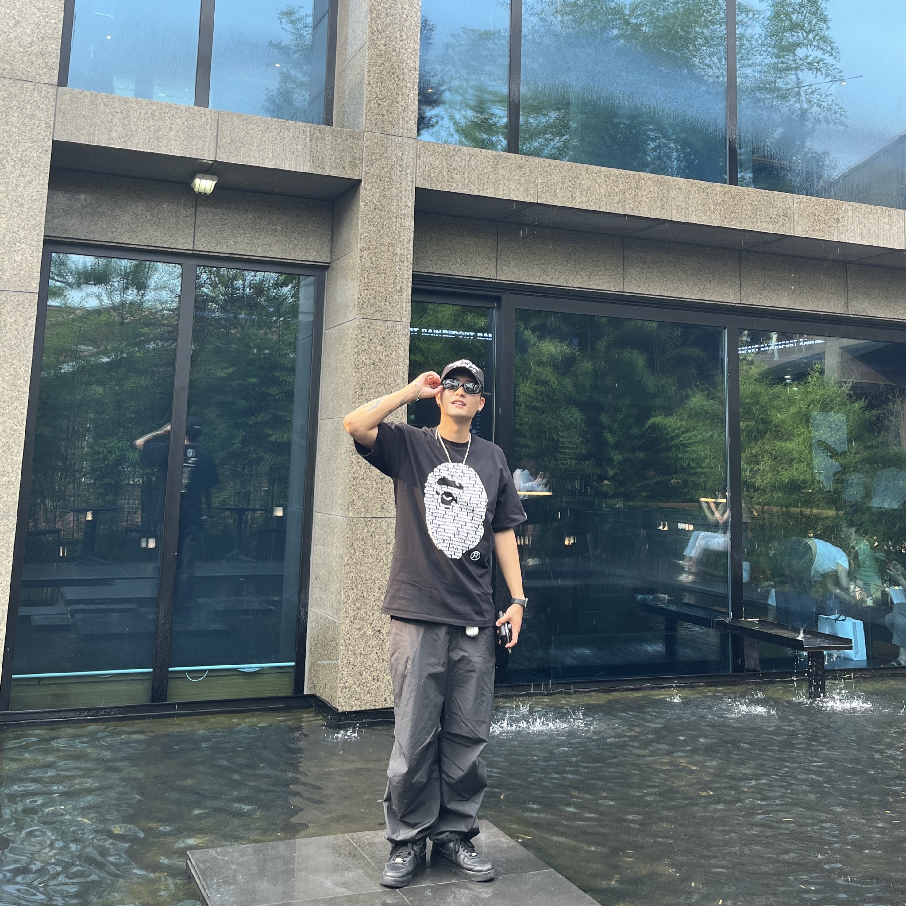 BAPE Japan Ape Head T-Shirt Black, Nike Air Force 1 '07 Low Triple Black 착용 스타일 - 2