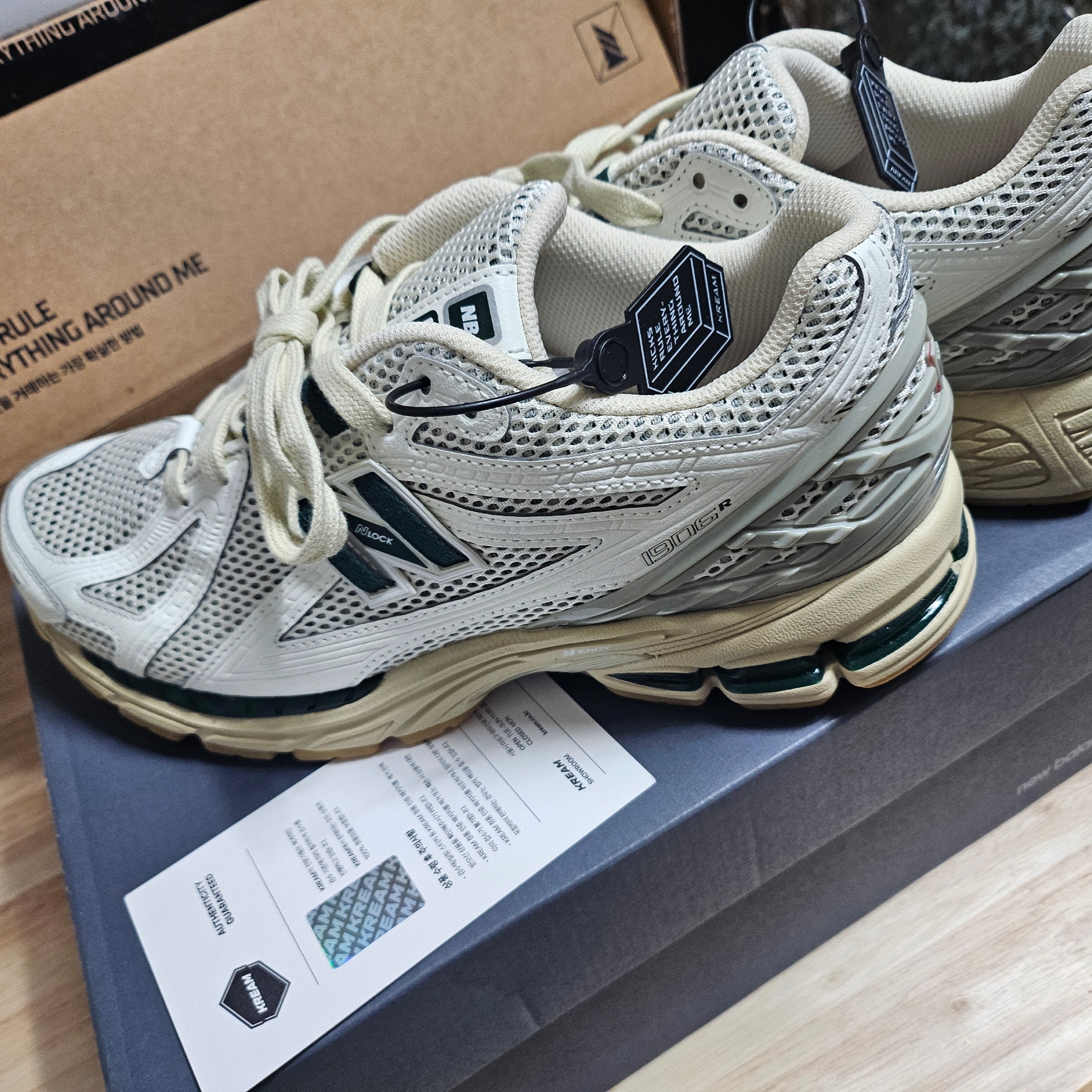 New Balance 1906R Silver Green 착용 스타일 - 1