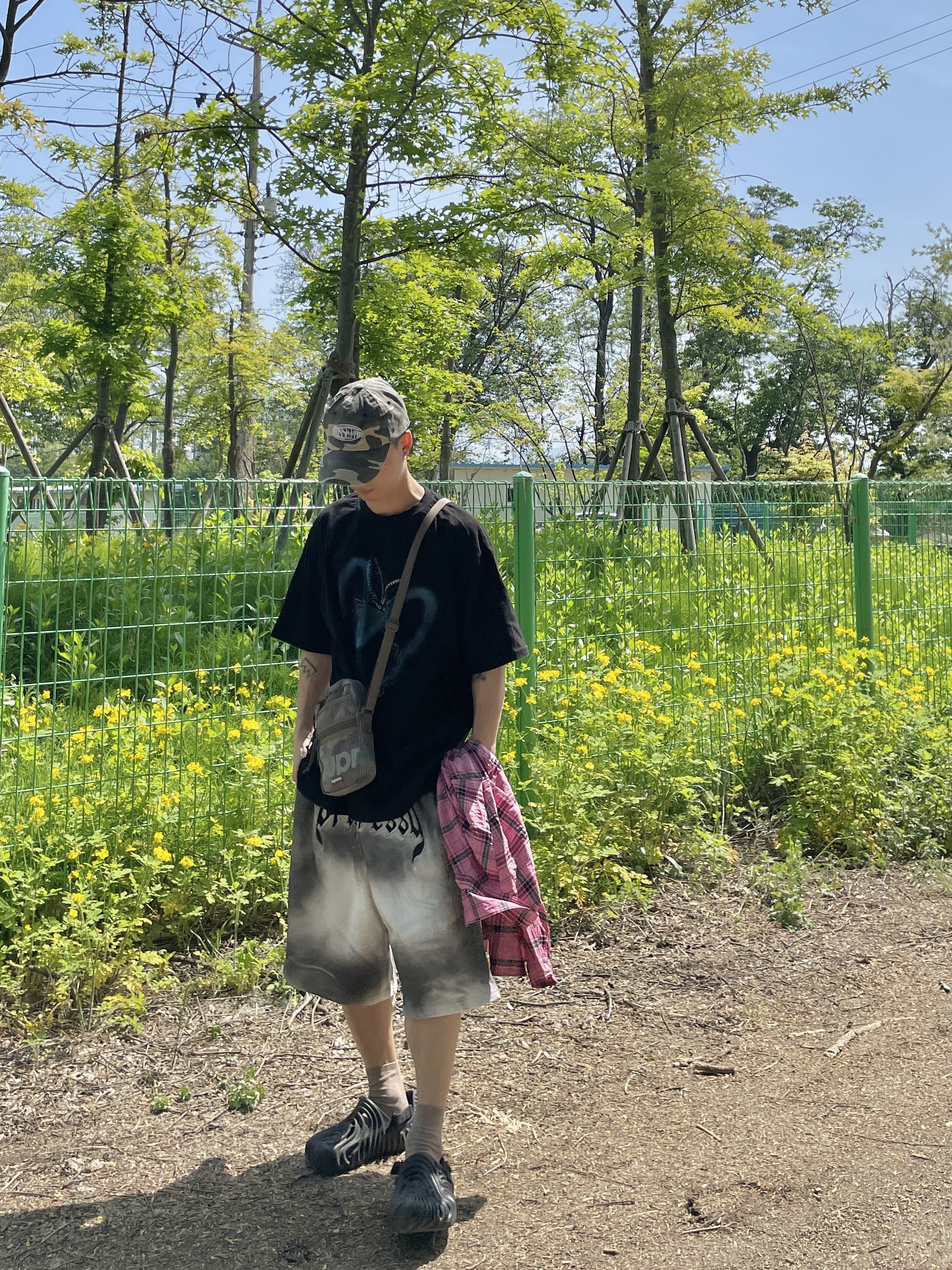Supreme Shoulder Bag Woodland Camo - 24SS, Crocs x Salehe Bembury Pollex Clog Sasquatch 착용 스타일