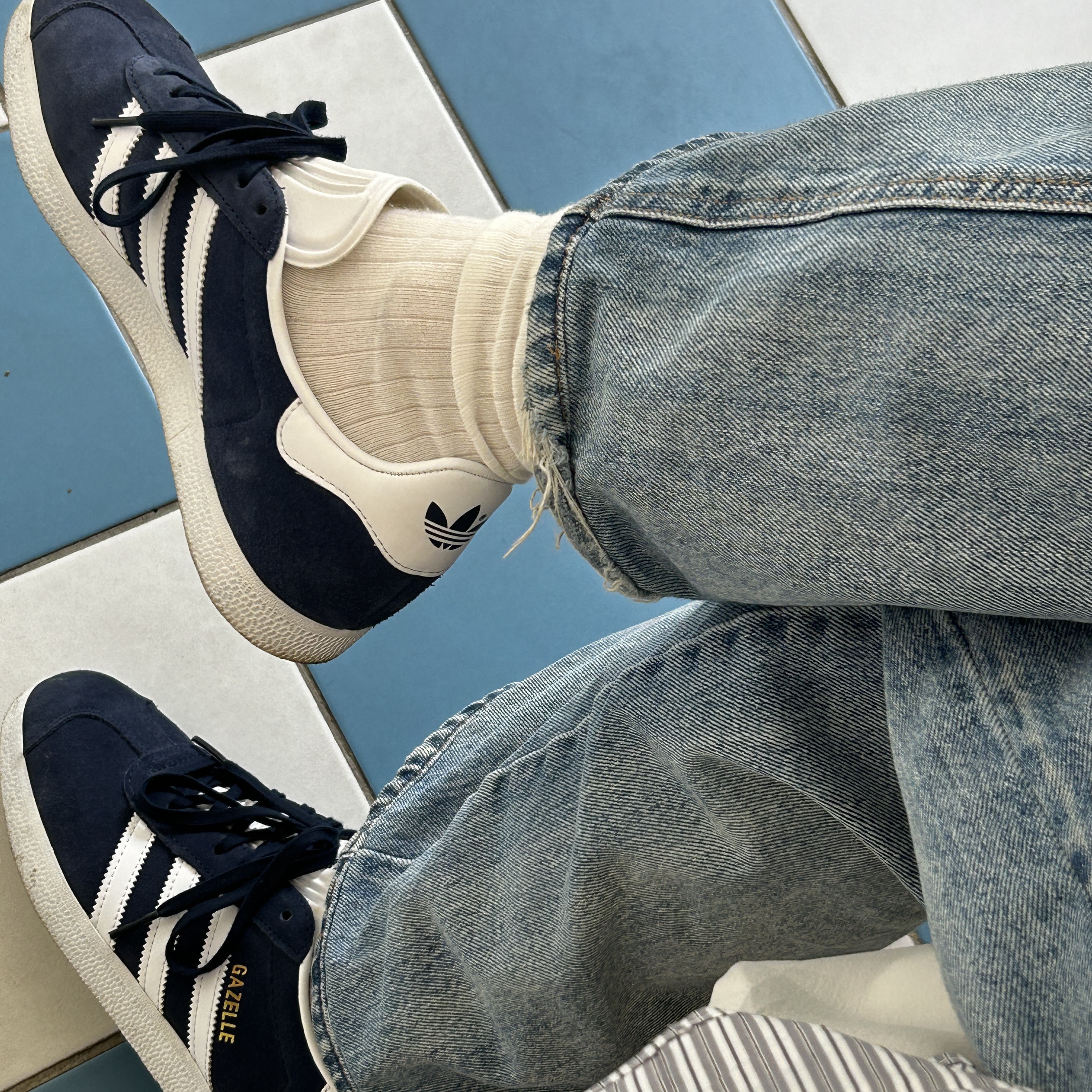 Adidas Gazelle Collegiate Navy 착용 스타일 - 1