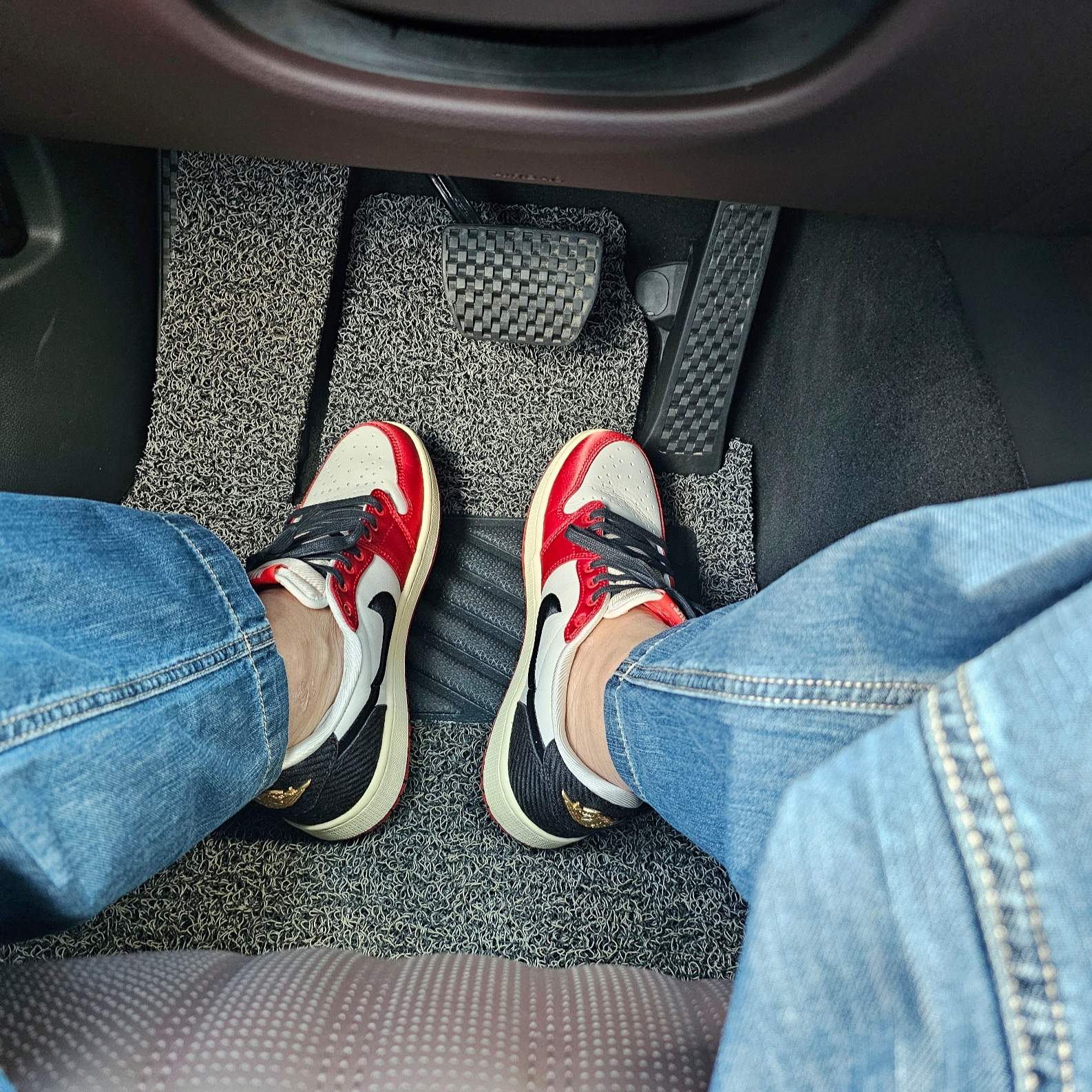 Jordan 1 x Trophy Room Retro Low OG SP Sail Varsity Red 착용 스타일