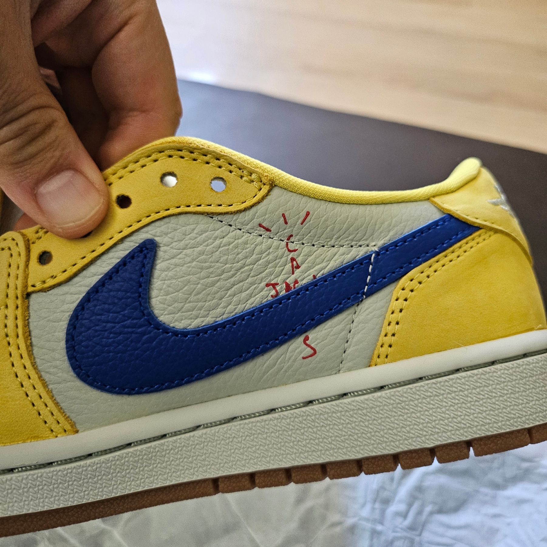 (W) Jordan 1 x Travis Scott Retro Low OG SP Canary 착용 스타일 - 9