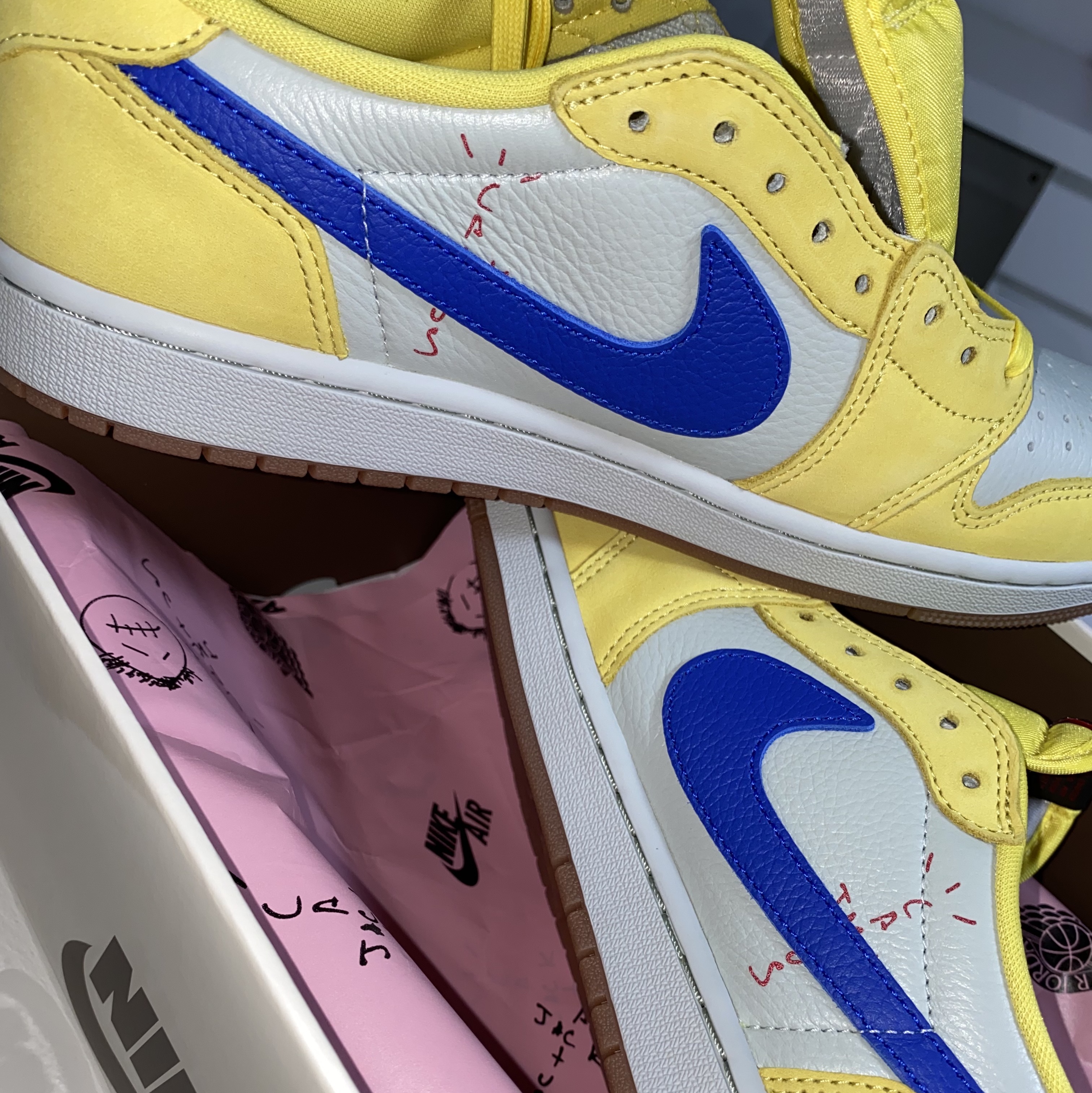 (W) Jordan 1 x Travis Scott Retro Low OG SP Canary 착용 스타일 - 6