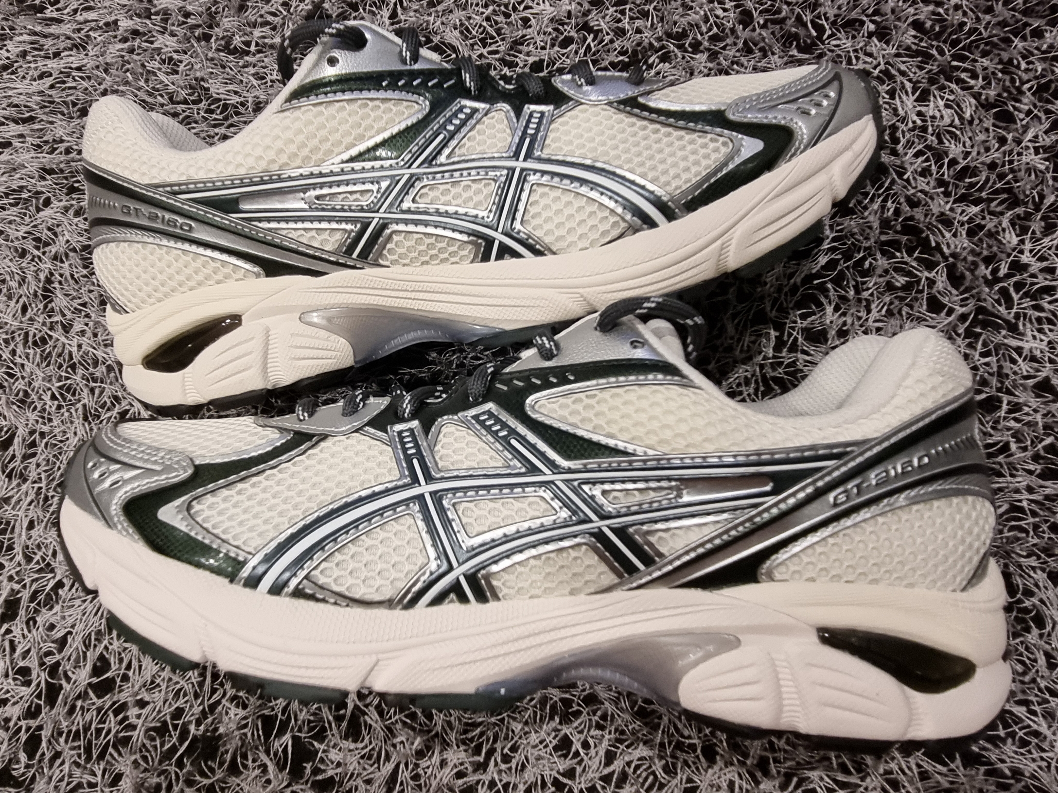 Asics x Kith GT-2160 Cream Scarab 착용 스타일 - 2