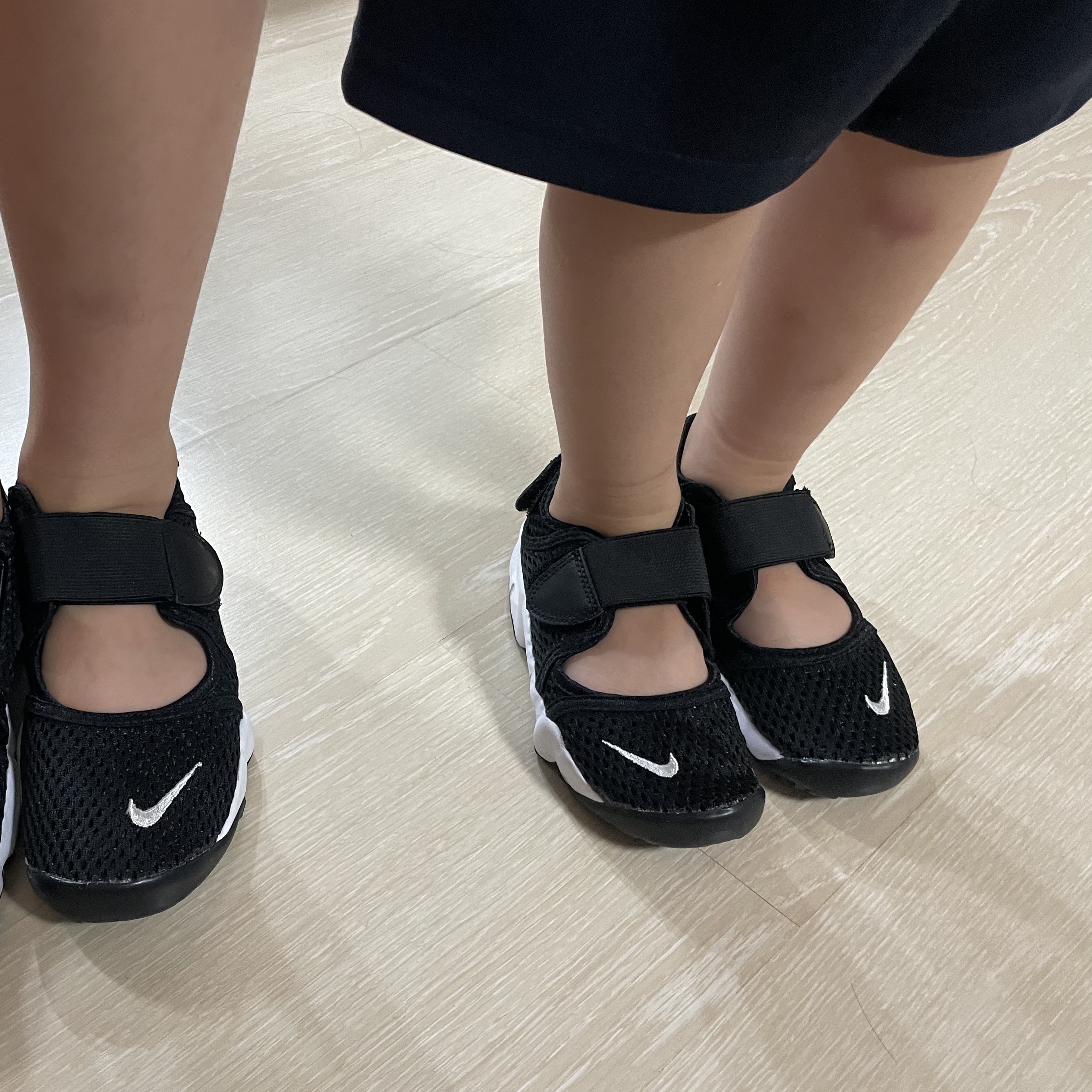 (GS/PS) Nike Air Rift Black White 착용 스타일 - 2