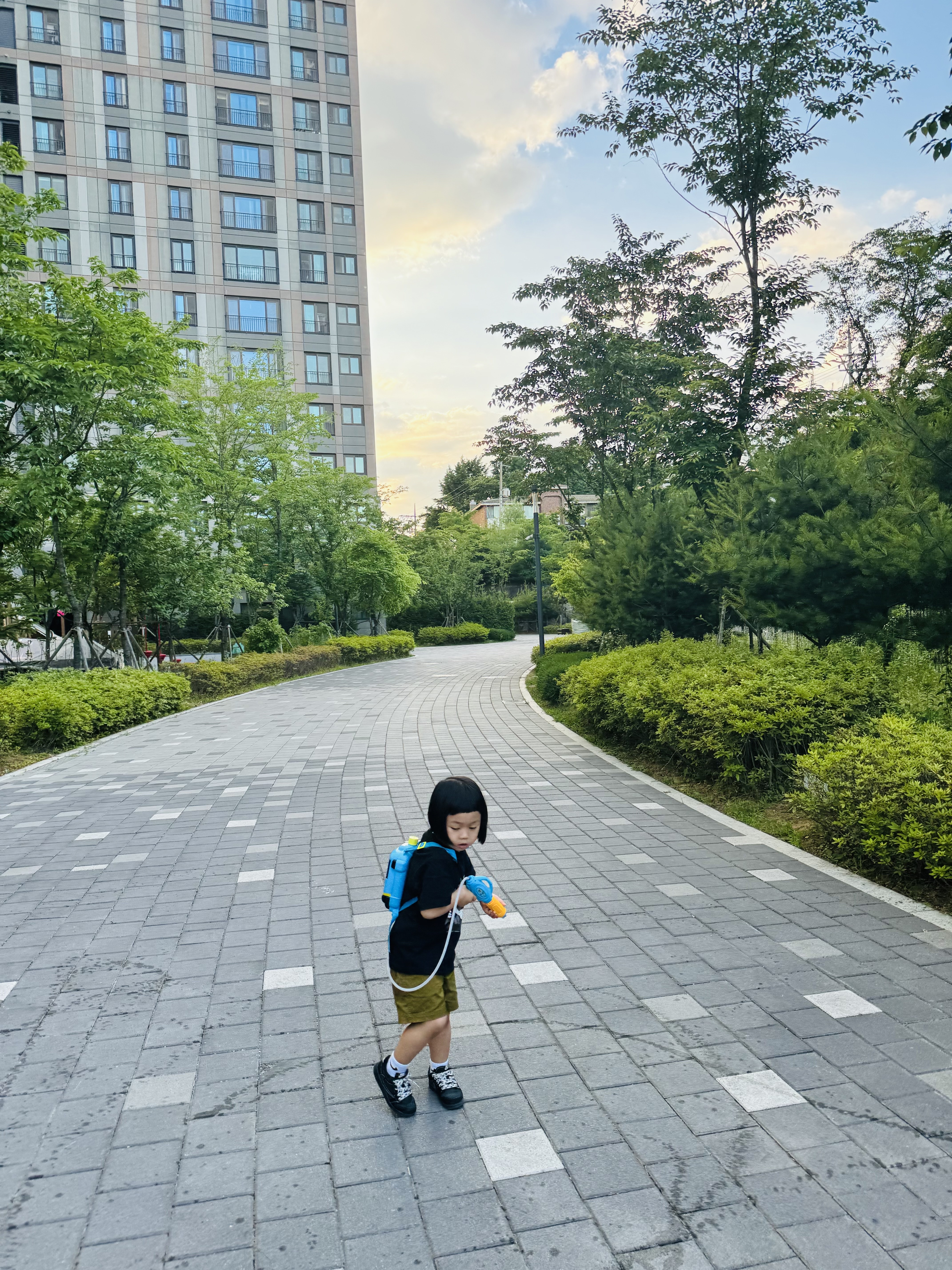 (Kids) Uniqlo UT x Kaws Short Sleeve Graphic T-Shirt Black, (TD) Jordan 1 x Travis Scott Retro Low OG SP Black Phantom 착용 스타일 - 3