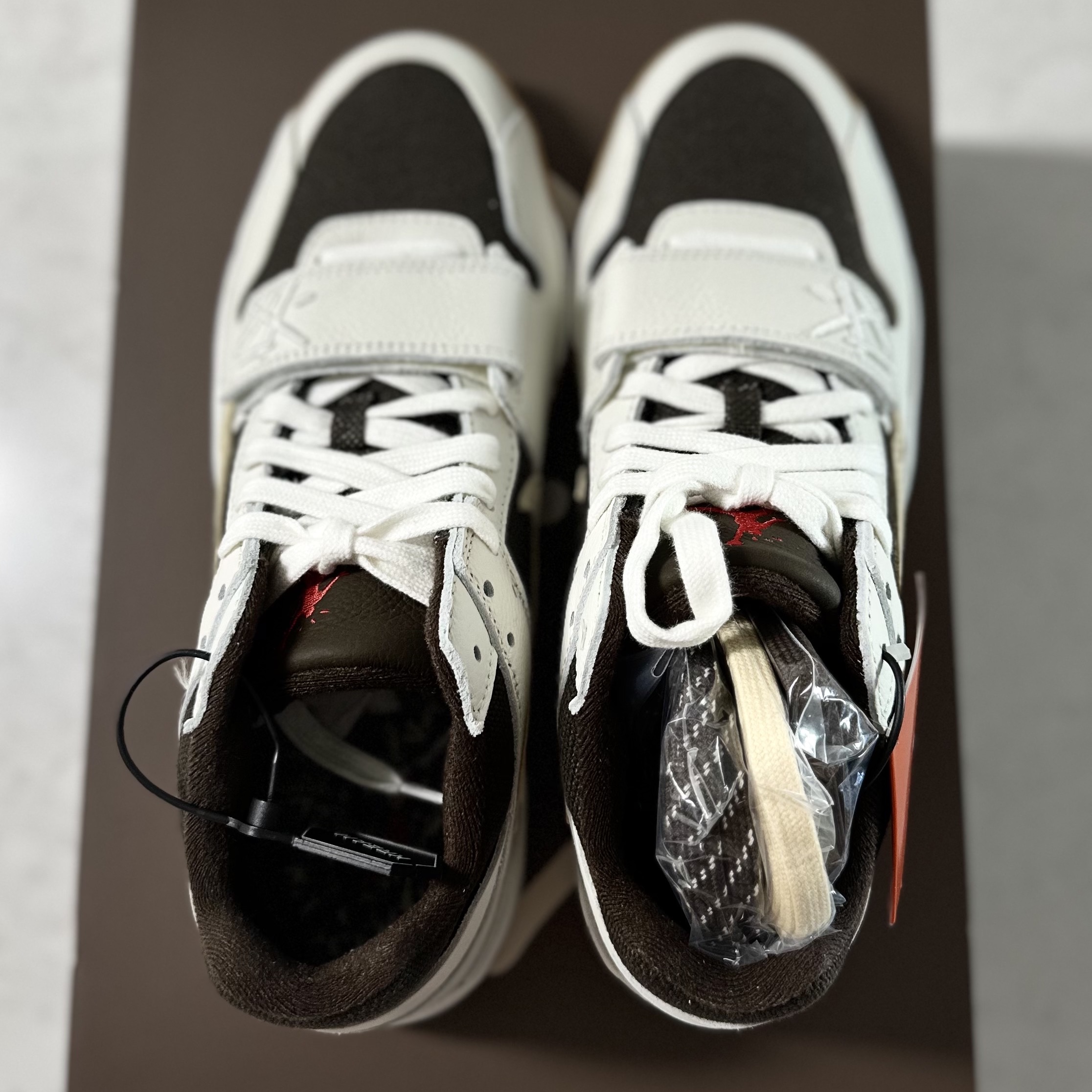 Jordan x Travis Scott Jumpman Jack TR Sail and Dark Mocha 착용 스타일 - 4