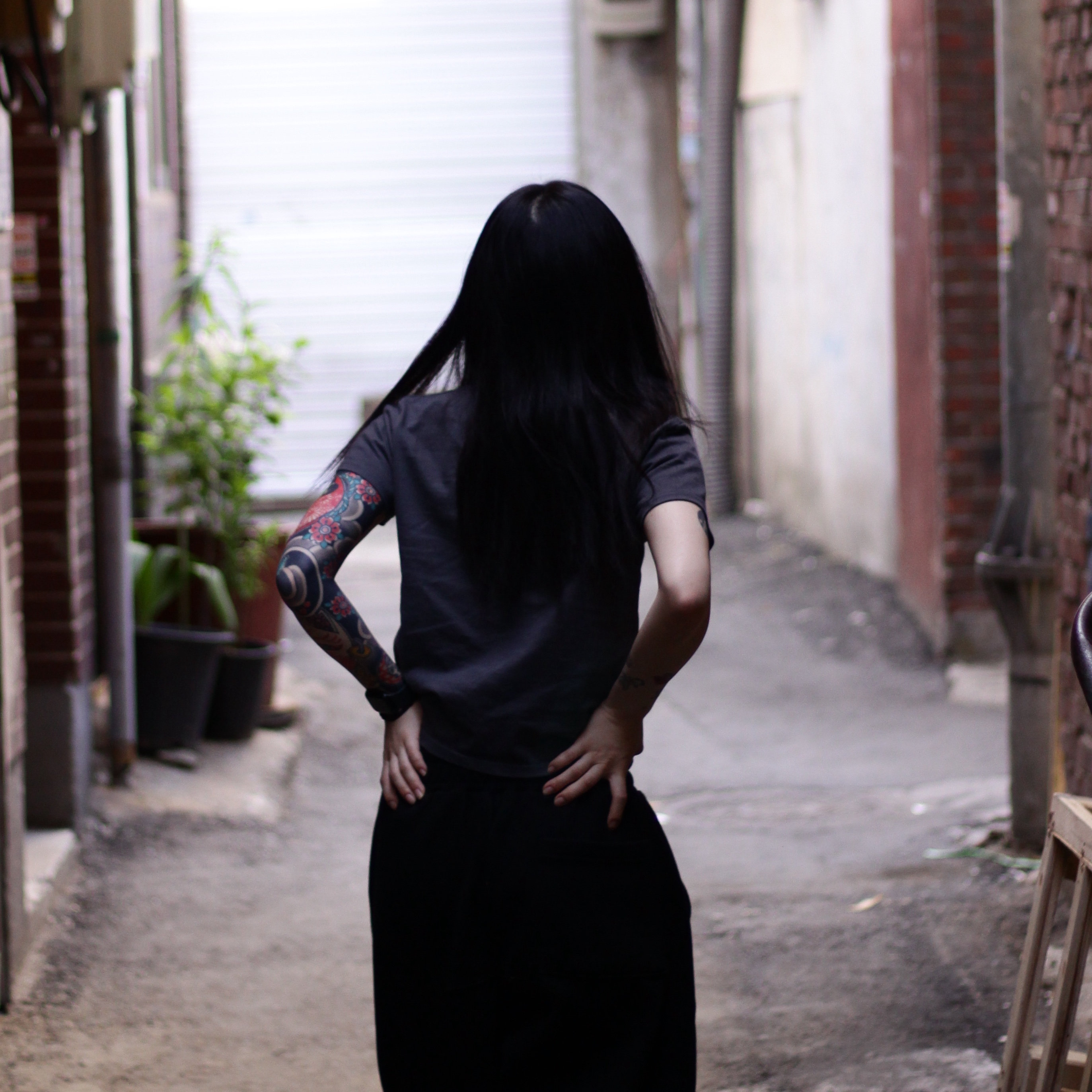 Thevinylhouse Old Car T-Shirt Charcoal 착용 스타일 - 2