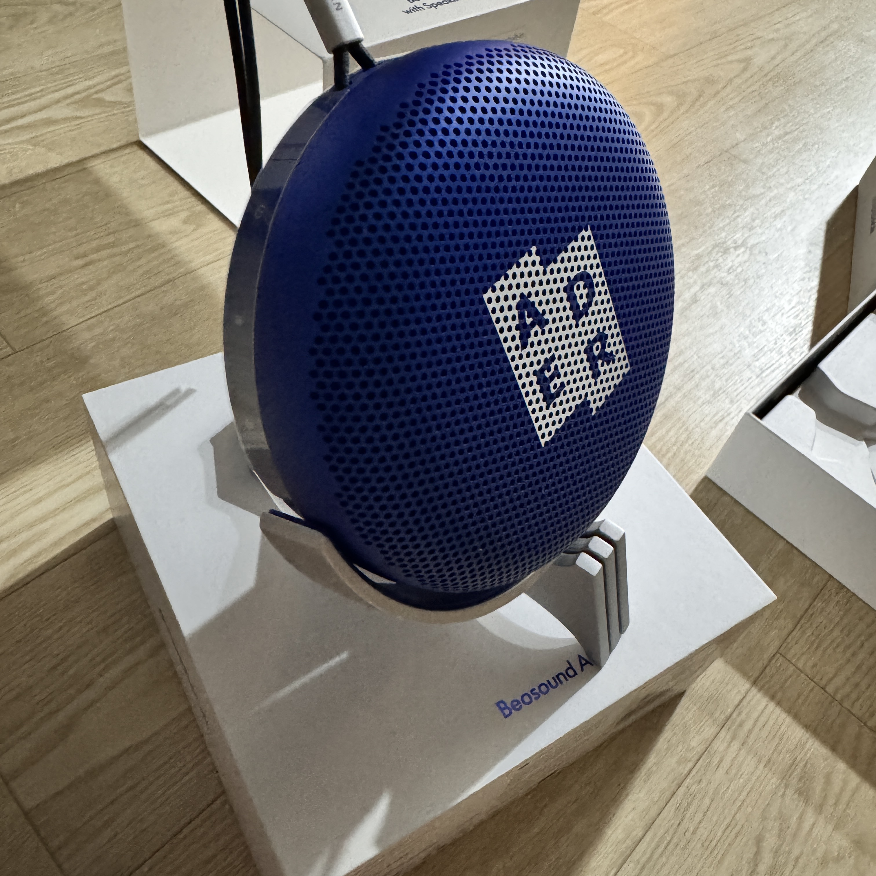 Bang & Olufsen x Ader Error Beosound A1 Ader Error Edition Z-Blue (With Speaker Stand) - Korean Ver. 착용 스타일 - 1