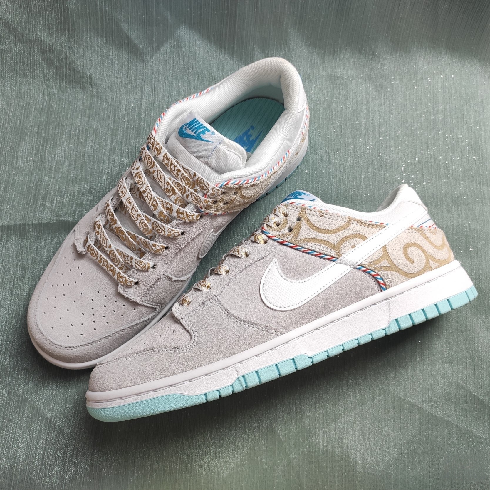 Nike Dunk Low Retro SE Barber Shop Grey 착용 스타일